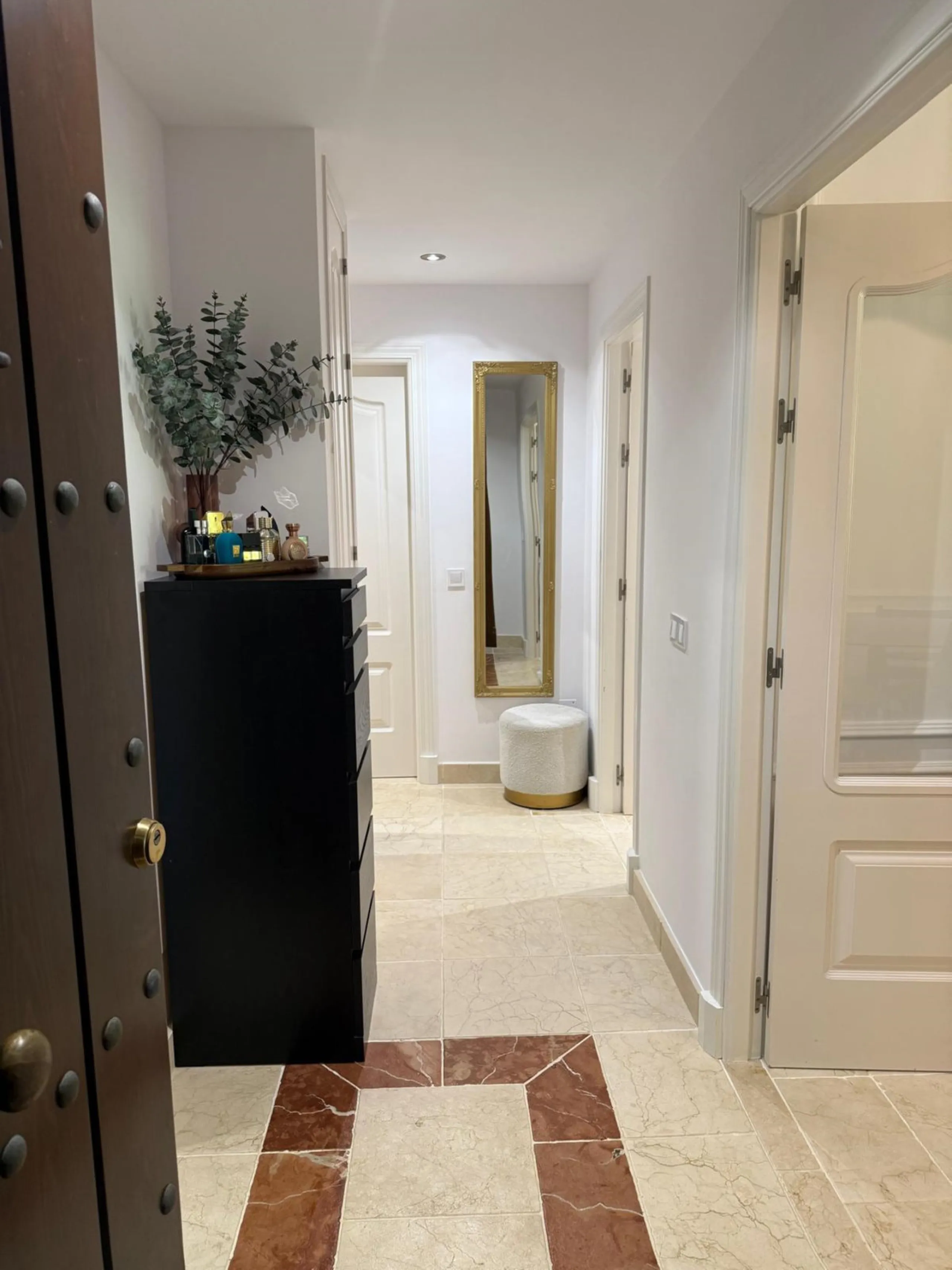 Presenting an elegant, recently built apartment located in the prestigious Benatalaya development, in the eastern area of Estepona, Málaga. Boasting a privileged frontline golf location and surrounded by all necessary amenities, this property stands out f