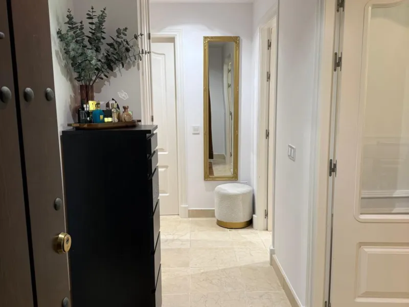 Presenting an elegant, recently built apartment located in the prestigious Benatalaya development, in the eastern area of Estepona, Málaga. Boasting a privileged frontline golf location and surrounded by all necessary amenities, this property stands out f
