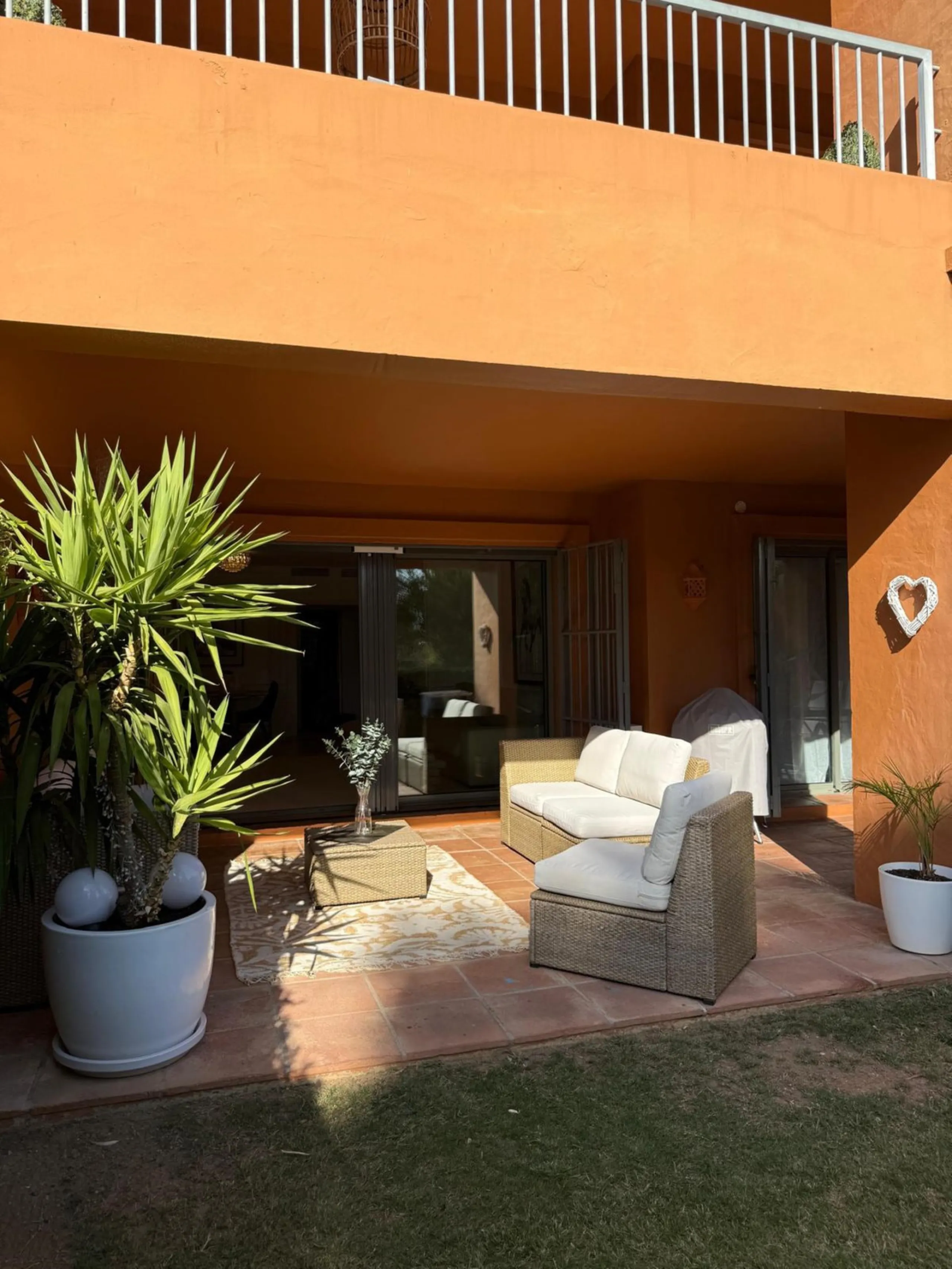 Presenting an elegant, recently built apartment located in the prestigious Benatalaya development, in the eastern area of Estepona, Málaga. Boasting a privileged frontline golf location and surrounded by all necessary amenities, this property stands out f