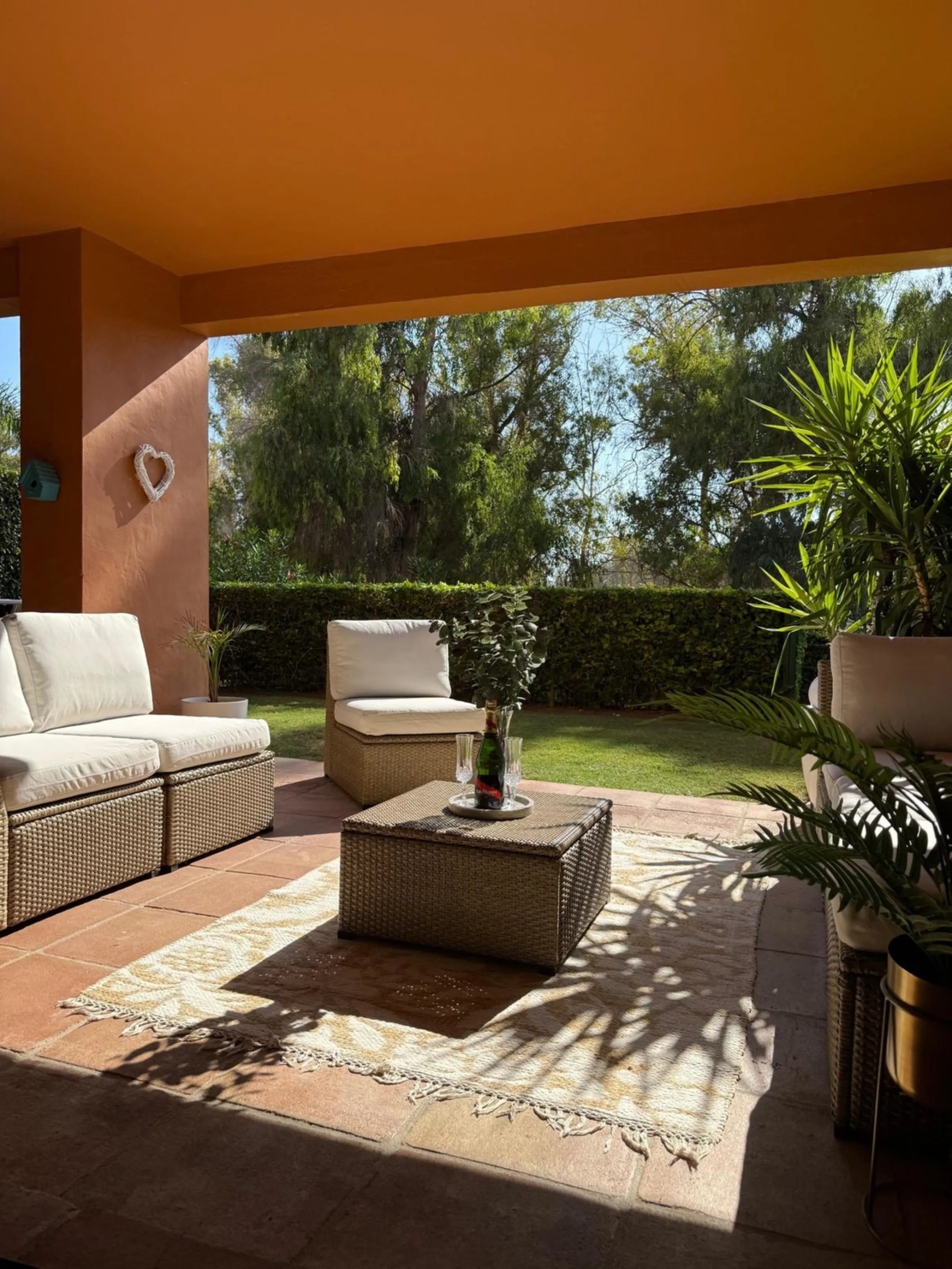 Presenting an elegant, recently built apartment located in the prestigious Benatalaya development, in the eastern area of Estepona, Málaga. Boasting a privileged frontline golf location and surrounded by all necessary amenities, this property stands out f