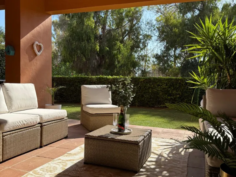 Presenting an elegant, recently built apartment located in the prestigious Benatalaya development, in the eastern area of Estepona, Málaga. Boasting a privileged frontline golf location and surrounded by all necessary amenities, this property stands out f