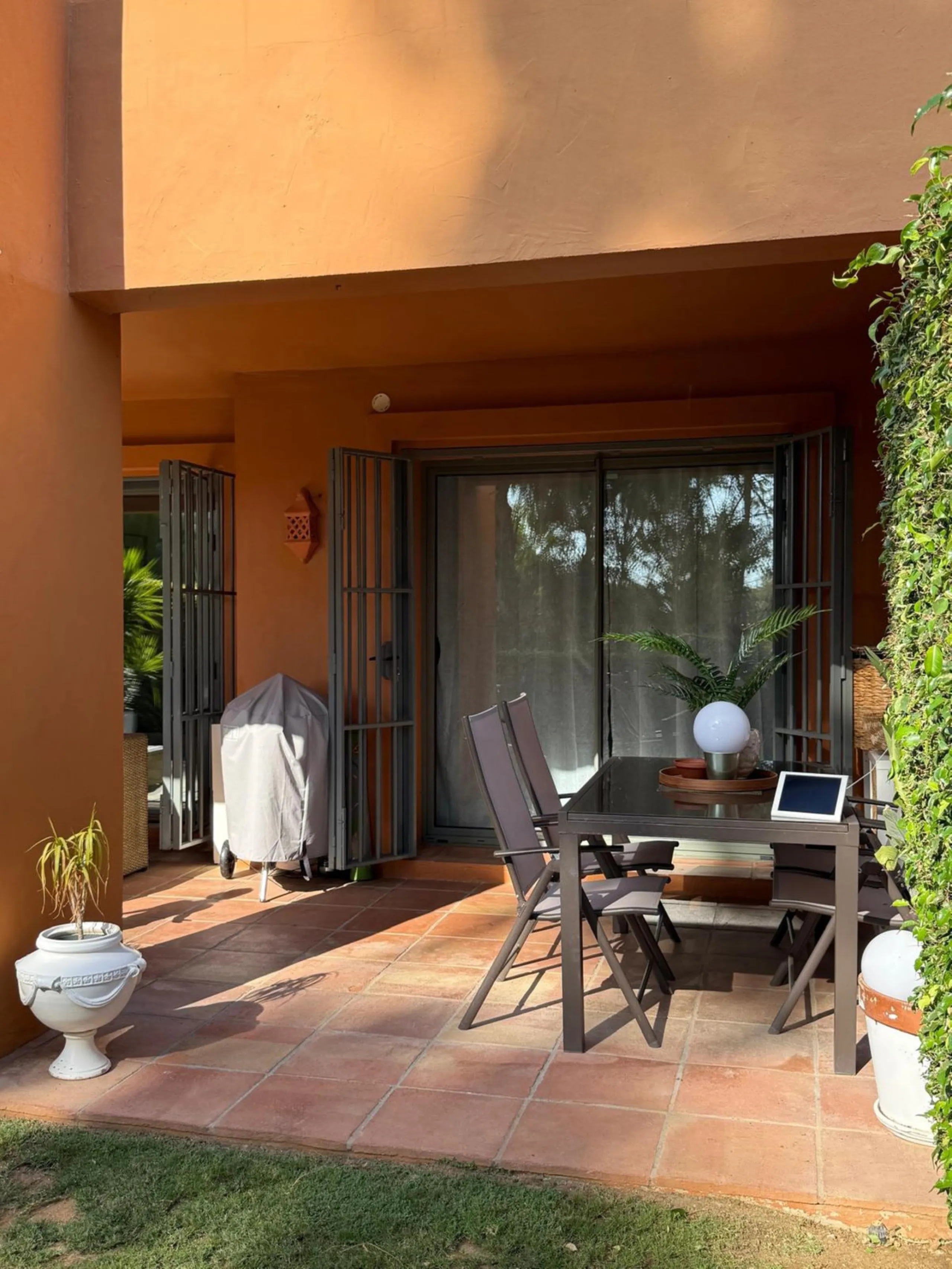 Presenting an elegant, recently built apartment located in the prestigious Benatalaya development, in the eastern area of Estepona, Málaga. Boasting a privileged frontline golf location and surrounded by all necessary amenities, this property stands out f