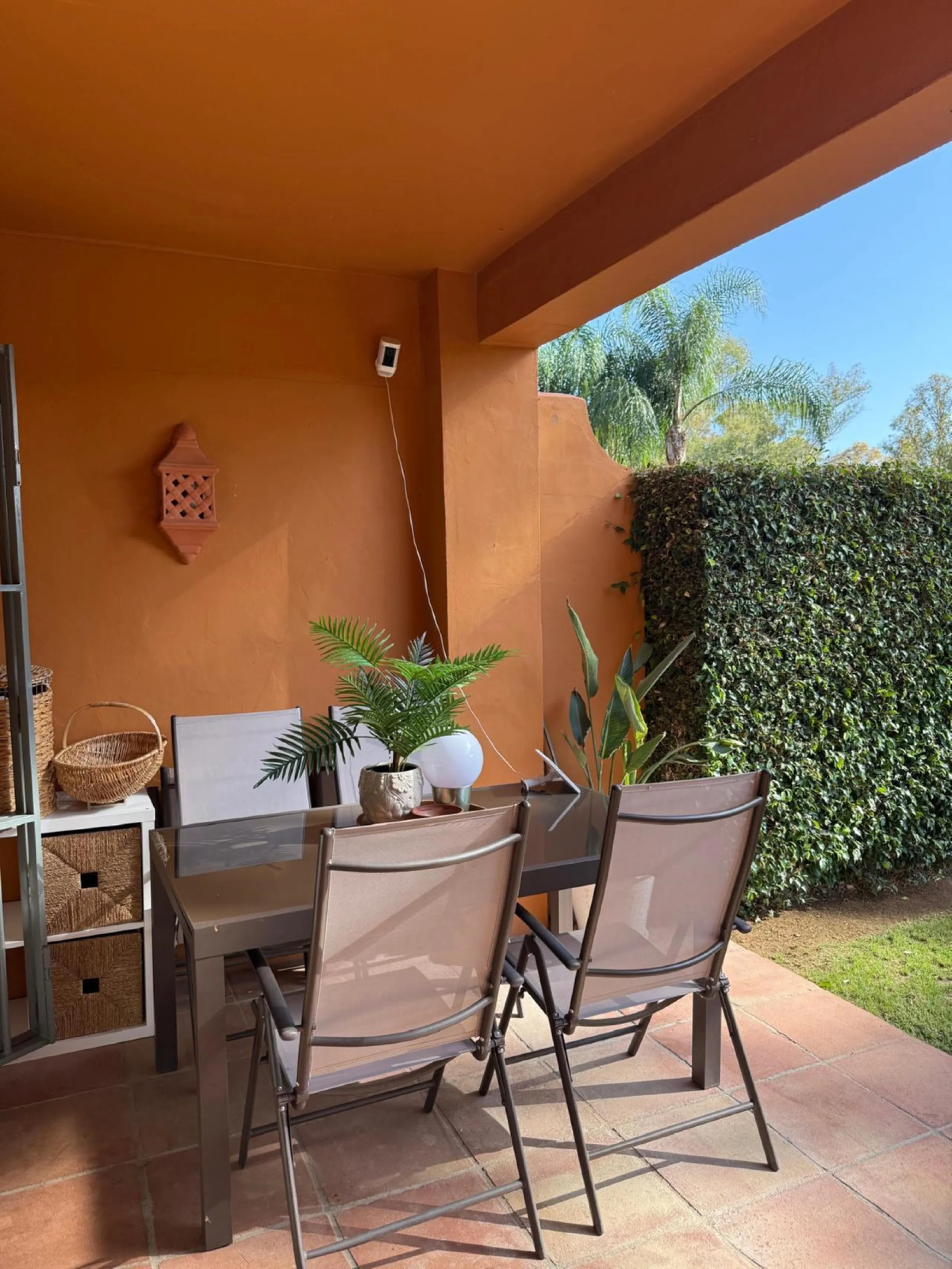 Presenting an elegant, recently built apartment located in the prestigious Benatalaya development, in the eastern area of Estepona, Málaga. Boasting a privileged frontline golf location and surrounded by all necessary amenities, this property stands out f