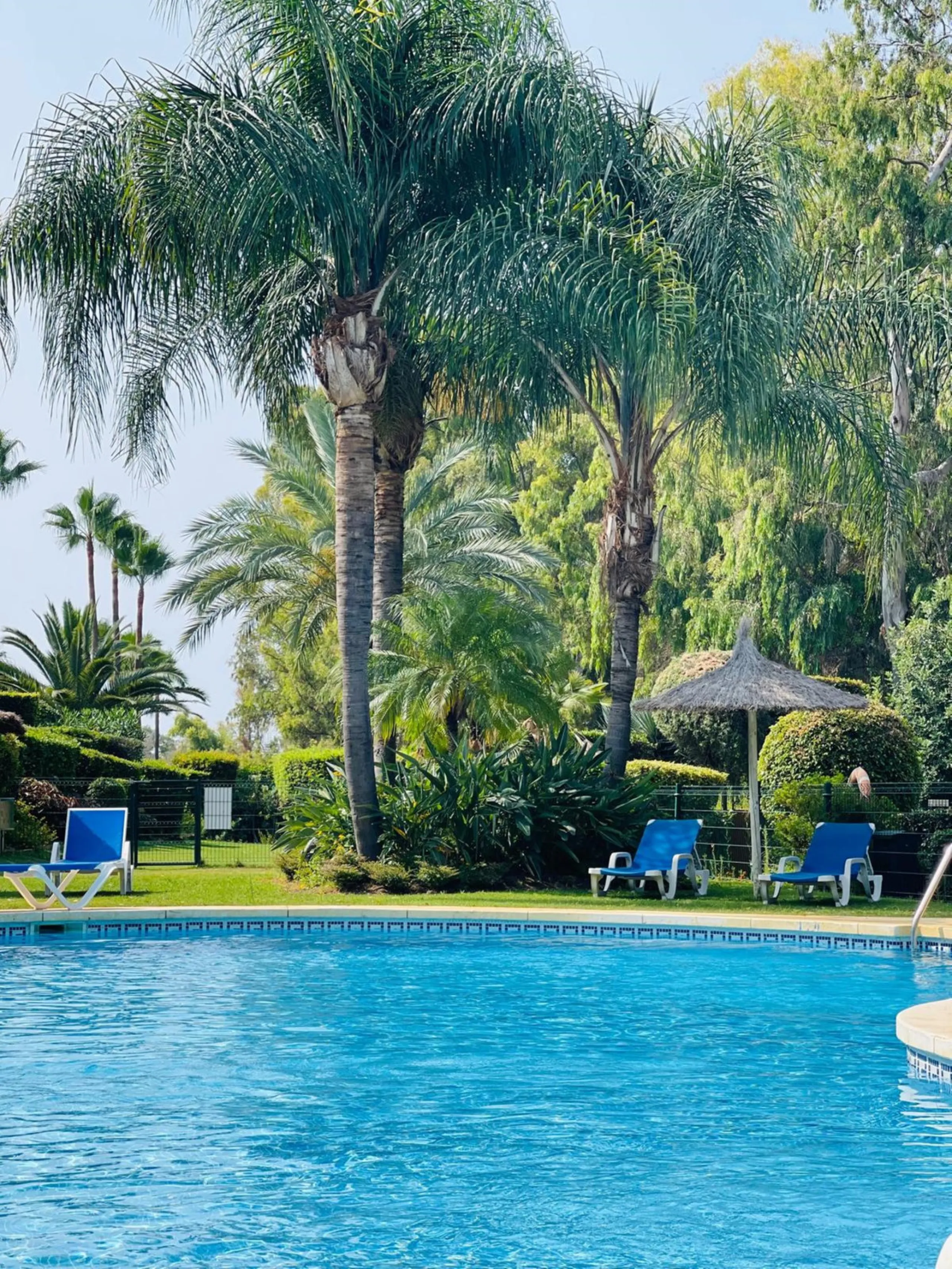 Presenting an elegant, recently built apartment located in the prestigious Benatalaya development, in the eastern area of Estepona, Málaga. Boasting a privileged frontline golf location and surrounded by all necessary amenities, this property stands out f