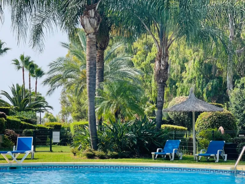 Presenting an elegant, recently built apartment located in the prestigious Benatalaya development, in the eastern area of Estepona, Málaga. Boasting a privileged frontline golf location and surrounded by all necessary amenities, this property stands out f