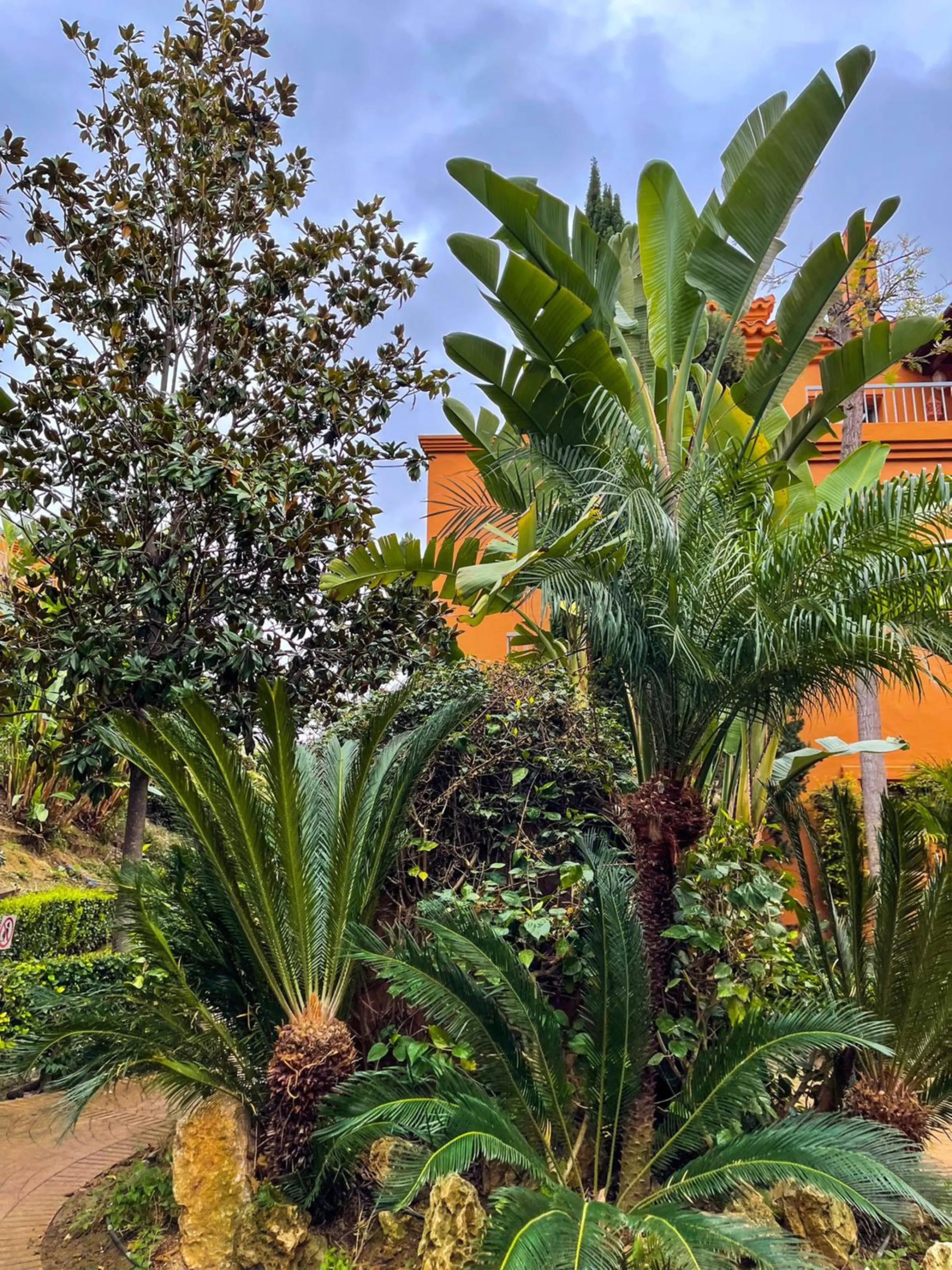 Presenting an elegant, recently built apartment located in the prestigious Benatalaya development, in the eastern area of Estepona, Málaga. Boasting a privileged frontline golf location and surrounded by all necessary amenities, this property stands out f