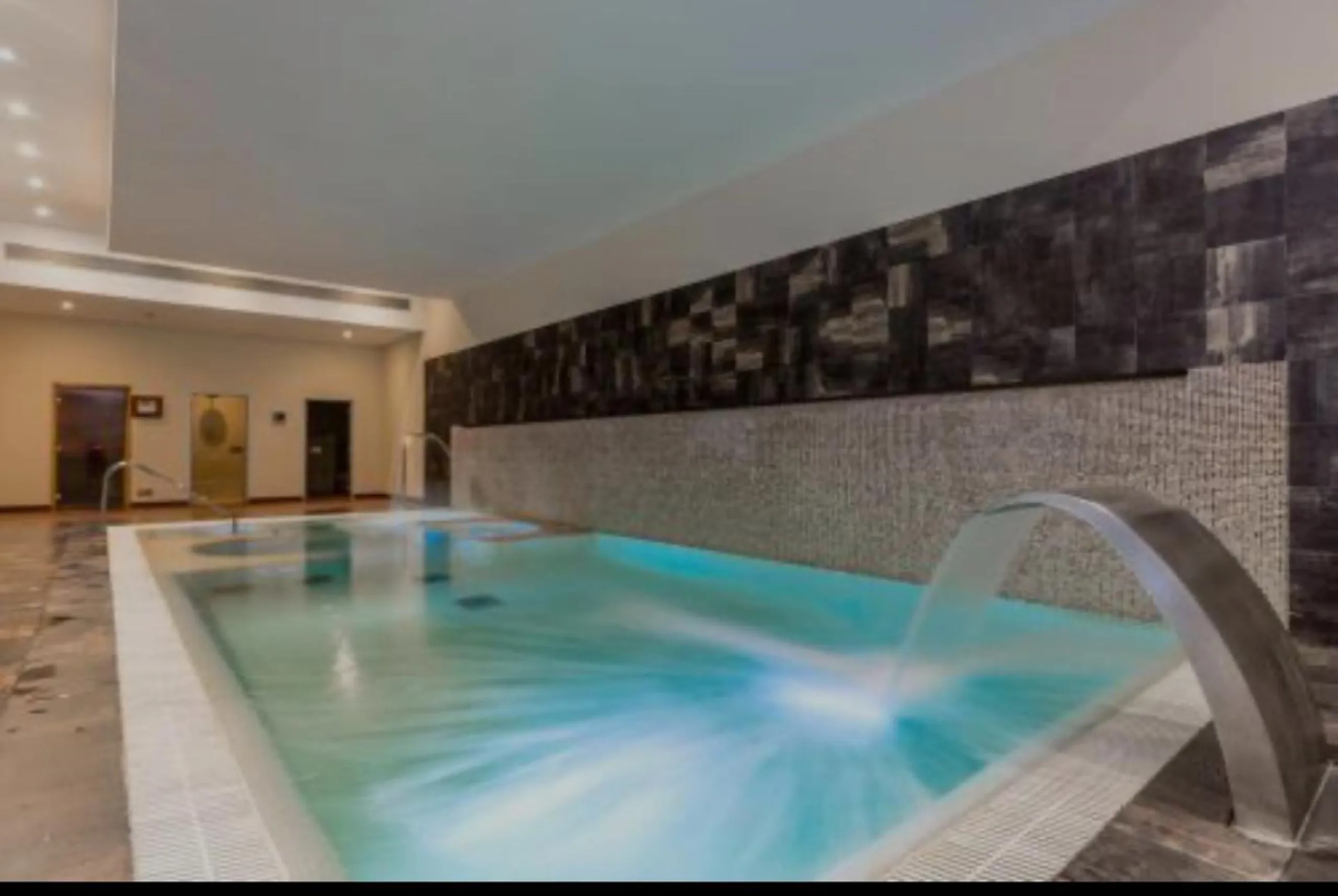 Presenting an elegant, recently built apartment located in the prestigious Benatalaya development, in the eastern area of Estepona, Málaga. Boasting a privileged frontline golf location and surrounded by all necessary amenities, this property stands out f