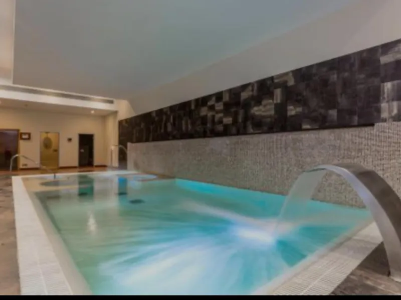 Presenting an elegant, recently built apartment located in the prestigious Benatalaya development, in the eastern area of Estepona, Málaga. Boasting a privileged frontline golf location and surrounded by all necessary amenities, this property stands out f