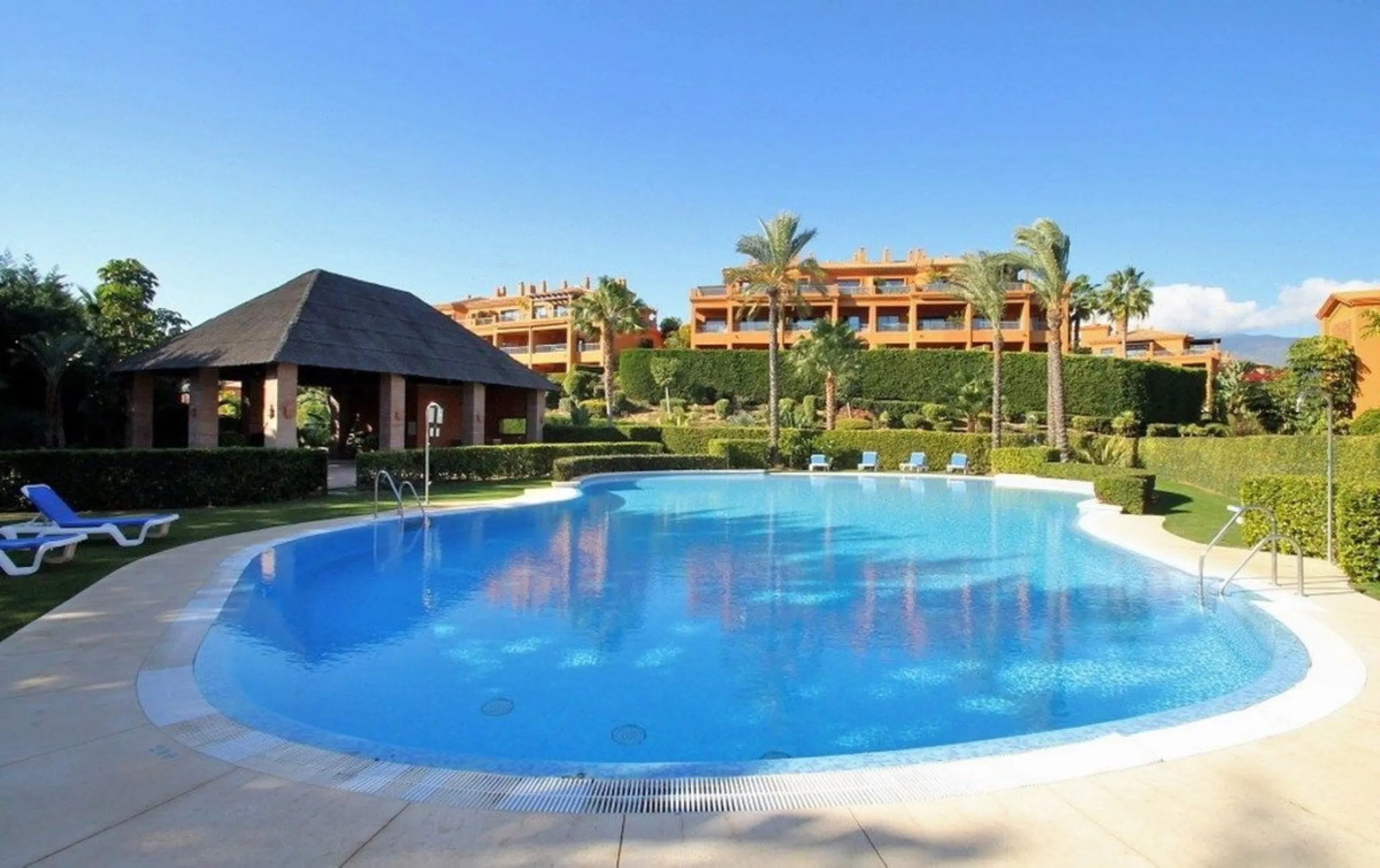 Presenting an elegant, recently built apartment located in the prestigious Benatalaya development, in the eastern area of Estepona, Málaga. Boasting a privileged frontline golf location and surrounded by all necessary amenities, this property stands out f