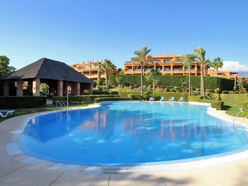 Presenting an elegant, recently built apartment located in the prestigious Benatalaya development, in the eastern area of Estepona, Málaga. Boasting a privileged frontline golf location and surrounded by all necessary amenities, this property stands out f