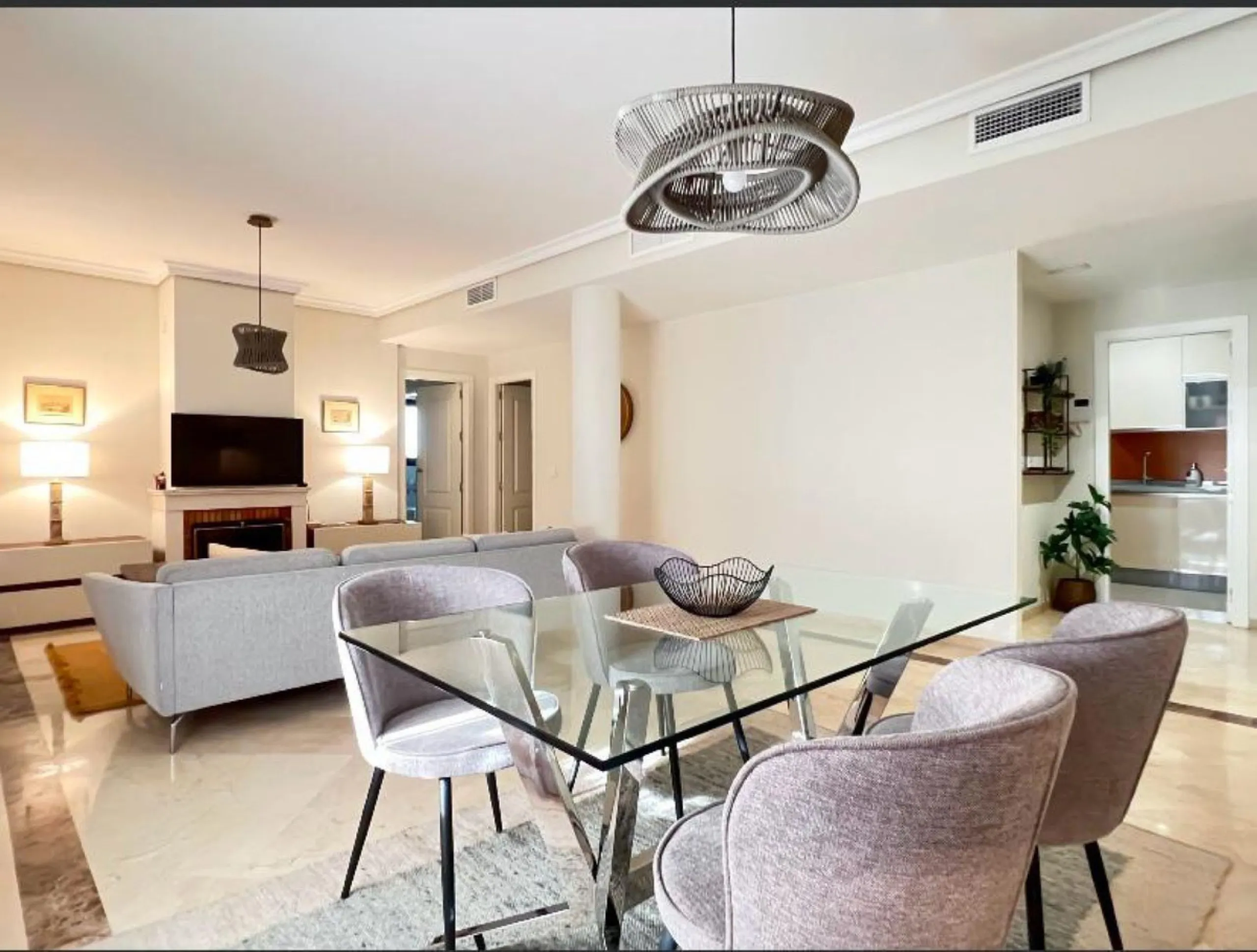 Apartment - Ground Floor Apartment в продаже в Marbella, Málaga. В доме 2 спален и 2 ванных комнат. Площадь дома 141 м²
