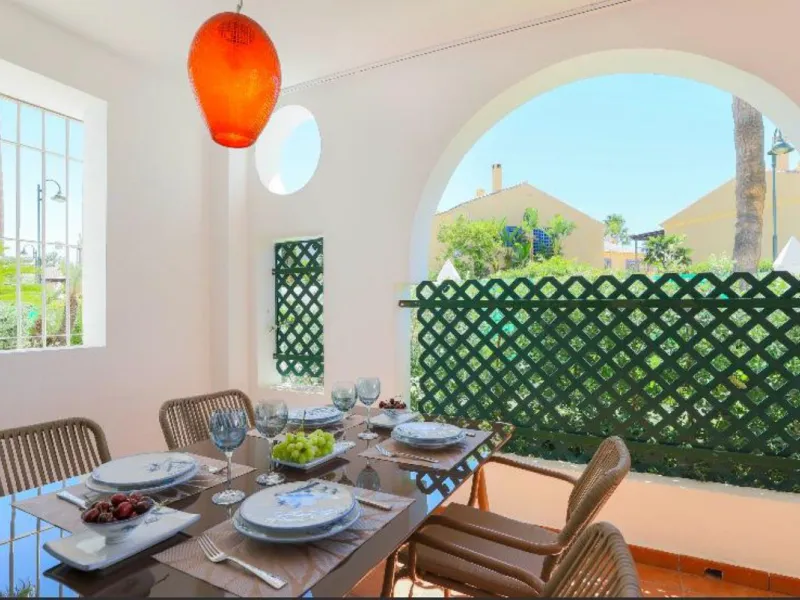 Apartment - Ground Floor Apartment в продаже в Marbella, Málaga. В доме 2 спален и 2 ванных комнат. Площадь дома 141 м²