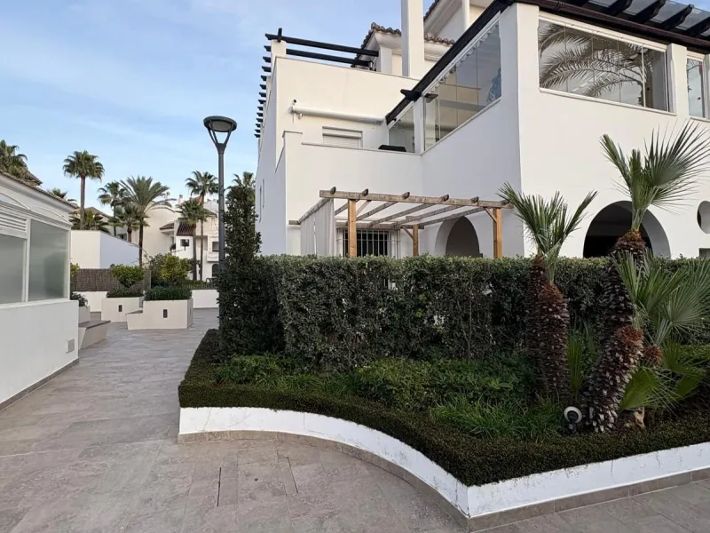 Apartment - Ground Floor Apartment в продаже в Marbella, Málaga. В доме 2 спален и 2 ванных комнат. Площадь дома 141 м²