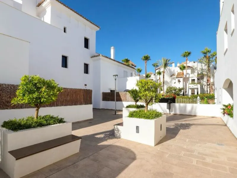 Apartment - Ground Floor Apartment в продаже в Marbella, Málaga. В доме 2 спален и 2 ванных комнат. Площадь дома 141 м²