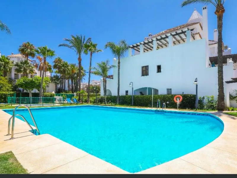Apartment - Ground Floor Apartment в продаже в Marbella, Málaga. В доме 2 спален и 2 ванных комнат. Площадь дома 141 м²