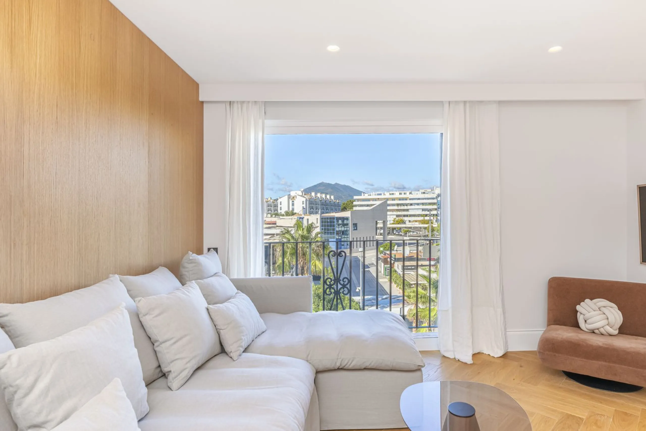 Stylish 2-room apartment with tourist license in the heart of Puerto Banús