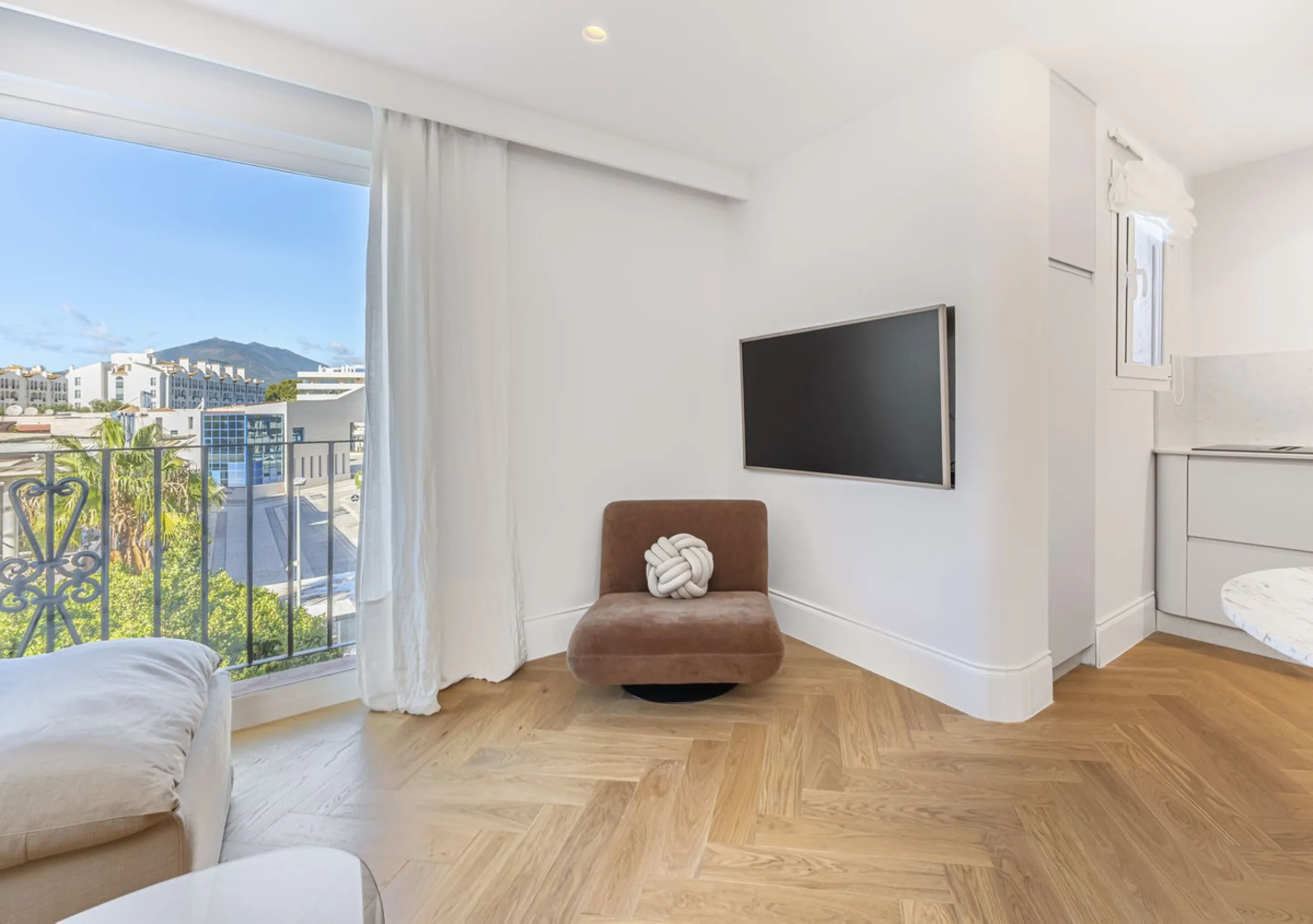 Stylish 2-room apartment with tourist license in the heart of Puerto Banús