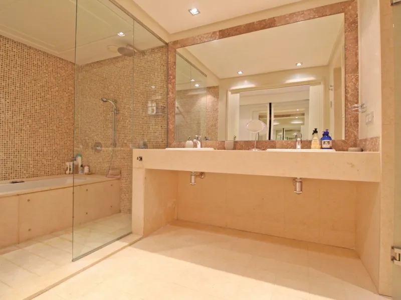 Nestled in the peaceful beachside enclave of Casasola, this charming ground-floor apartment