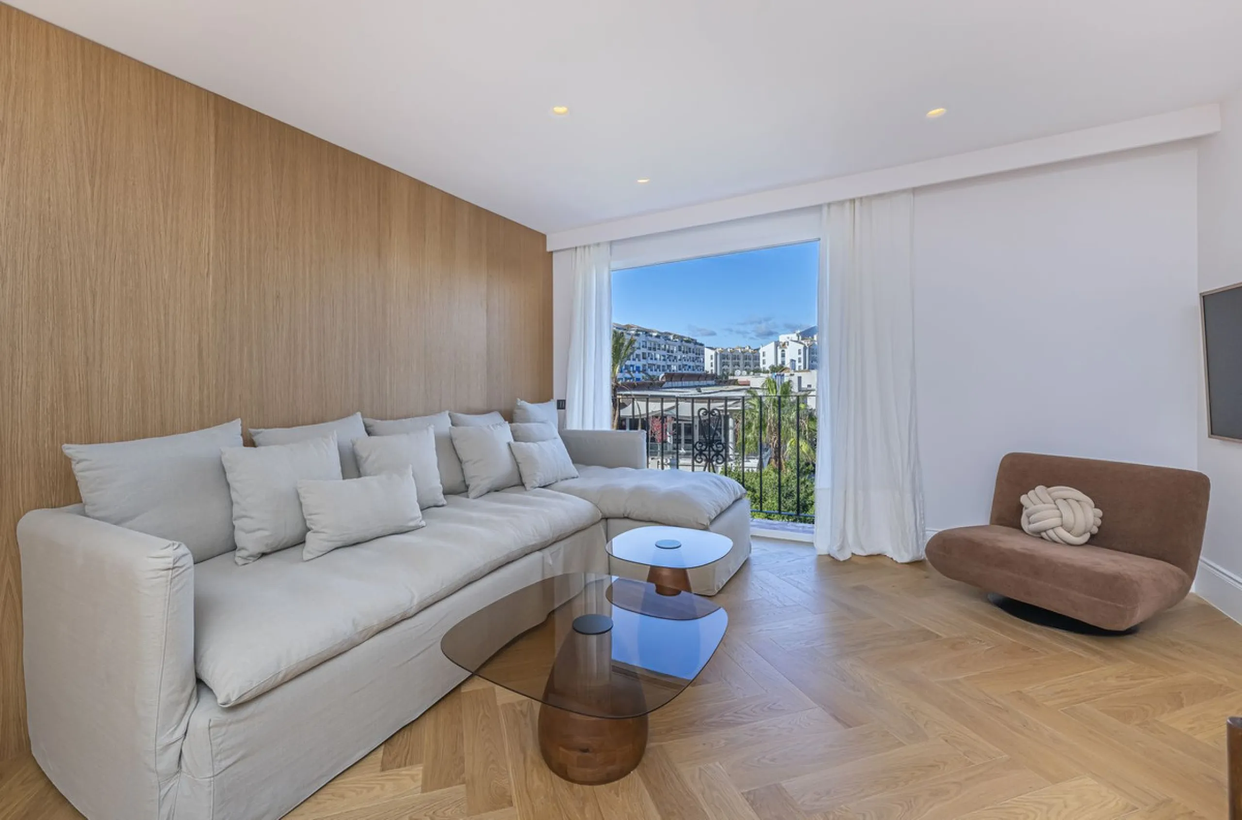 Stylish 2-room apartment with tourist license in the heart of Puerto Banús