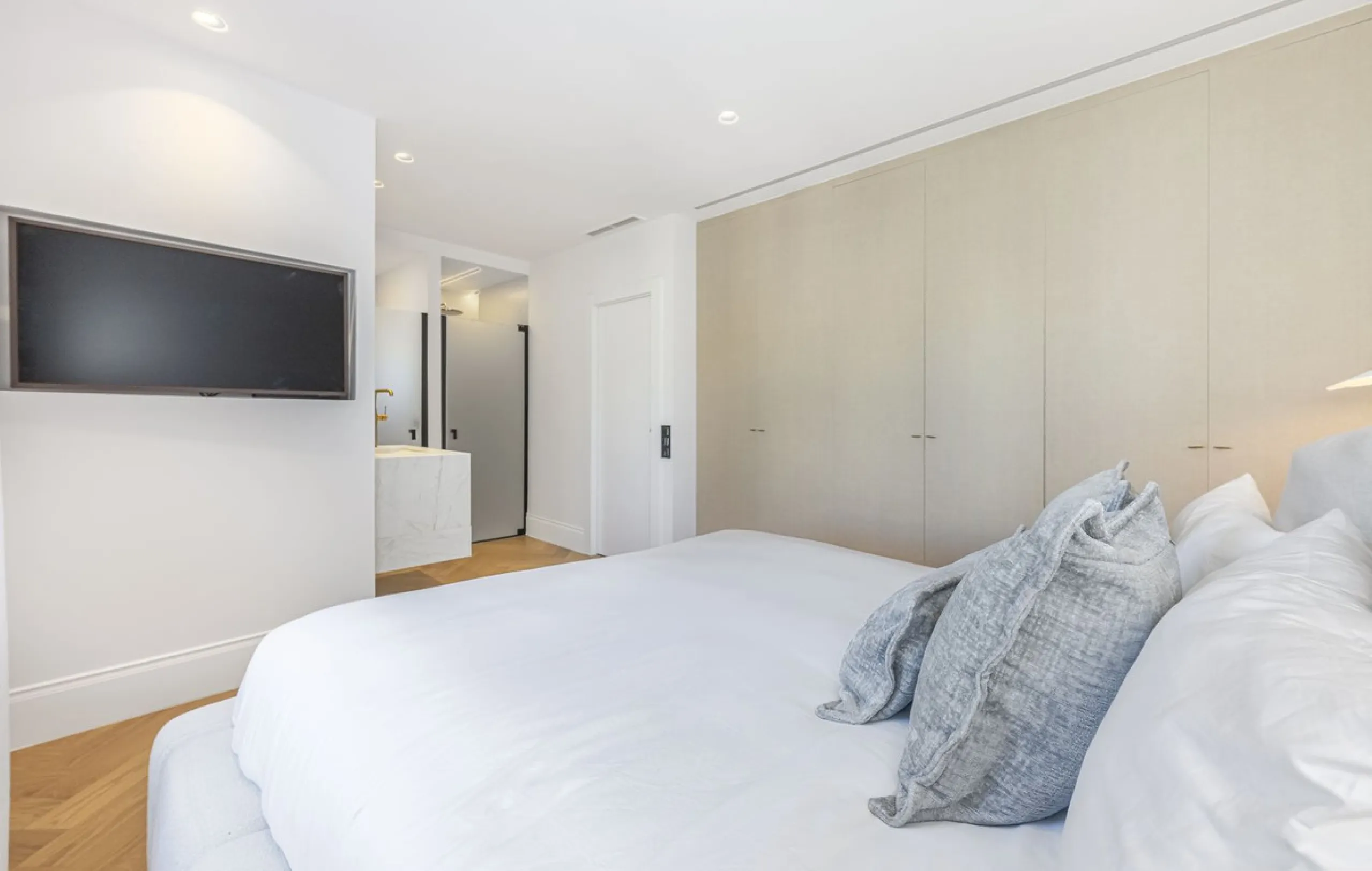 Stylish 2-room apartment with tourist license in the heart of Puerto Banús