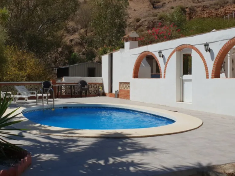 House - Finca - Cortijo в продаже в Málaga, Málaga. В доме 4 спален и 3 ванных комнат. Площадь дома 190 м². Площадь участка 5000 м²