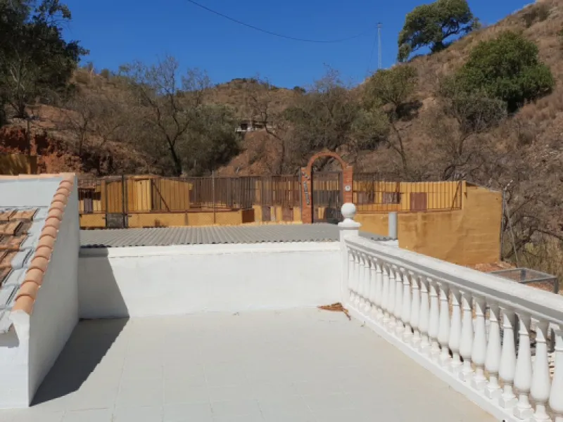 House - Finca - Cortijo в продаже в Málaga, Málaga. В доме 4 спален и 3 ванных комнат. Площадь дома 190 м². Площадь участка 5000 м²
