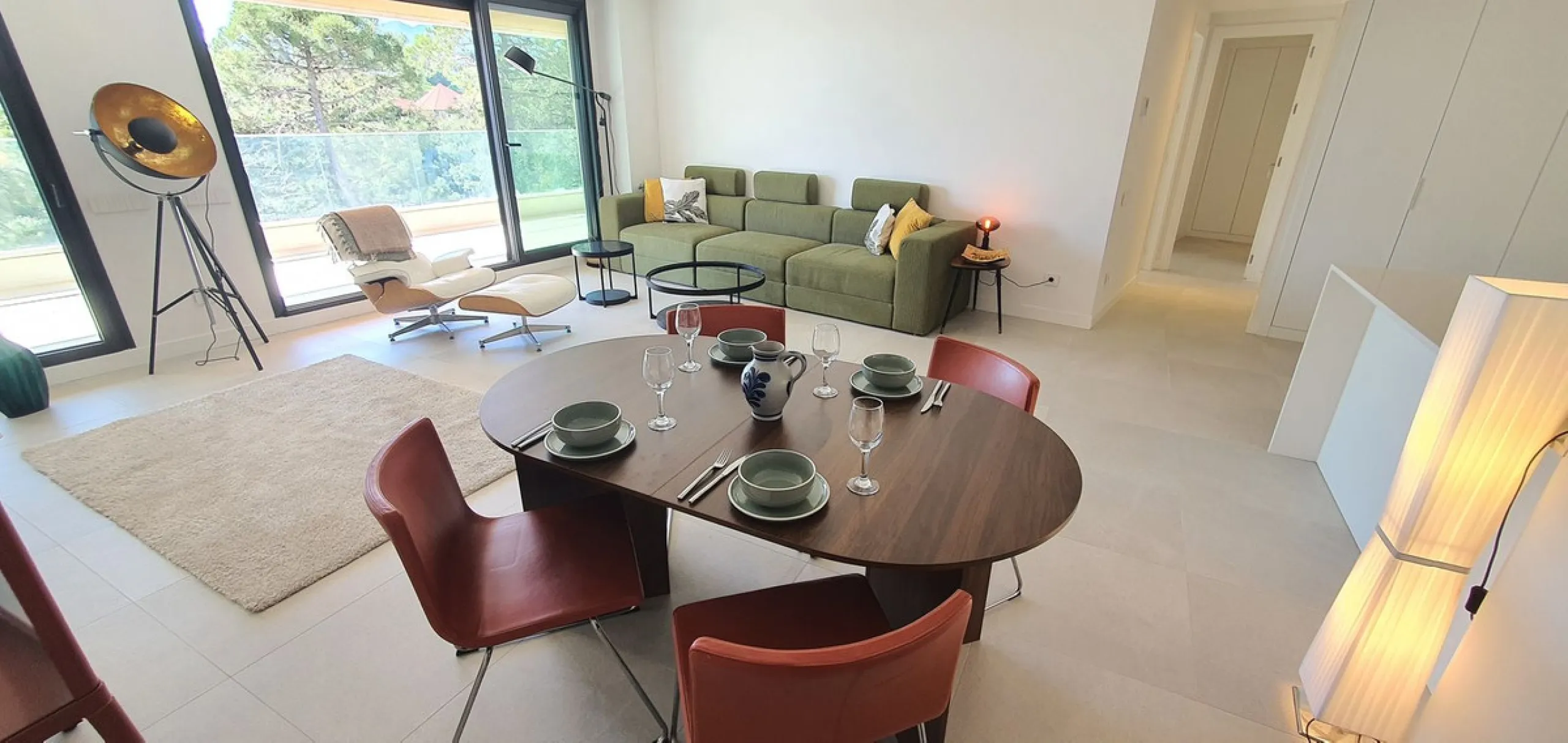 This beautiful bright elegant two-bedroom 2 beathroom apartment in Selwo, Estepona offers a perfect blend of nature, light, and coastal living. South-west facing, the property enjoys abundant afternoon sun and spectacular open views over protected forestl