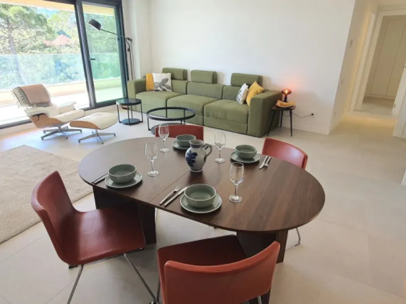 This beautiful bright elegant two-bedroom 2 beathroom apartment in Selwo, Estepona offers a perfect blend of nature, light, and coastal living. South-west facing, the property enjoys abundant afternoon sun and spectacular open views over protected forestl