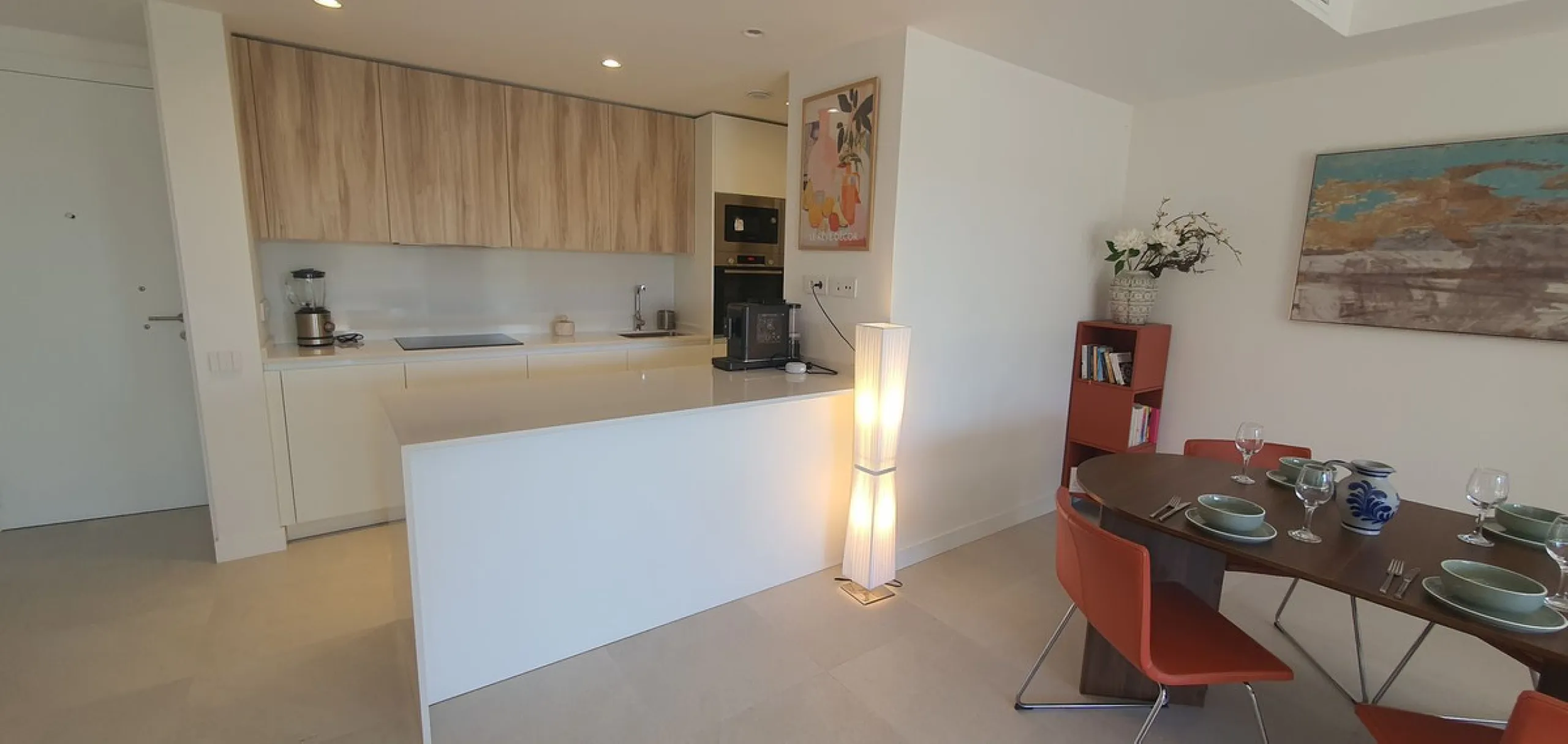This beautiful bright elegant two-bedroom 2 beathroom apartment in Selwo, Estepona offers a perfect blend of nature, light, and coastal living. South-west facing, the property enjoys abundant afternoon sun and spectacular open views over protected forestl