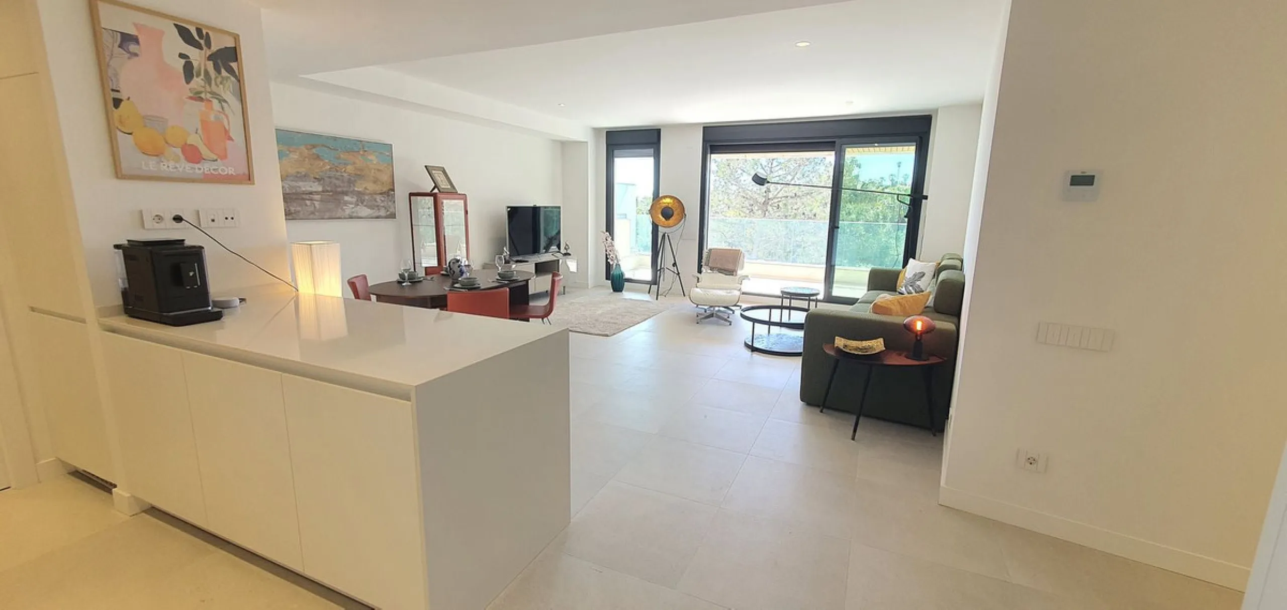 This beautiful bright elegant two-bedroom 2 beathroom apartment in Selwo, Estepona offers a perfect blend of nature, light, and coastal living. South-west facing, the property enjoys abundant afternoon sun and spectacular open views over protected forestl