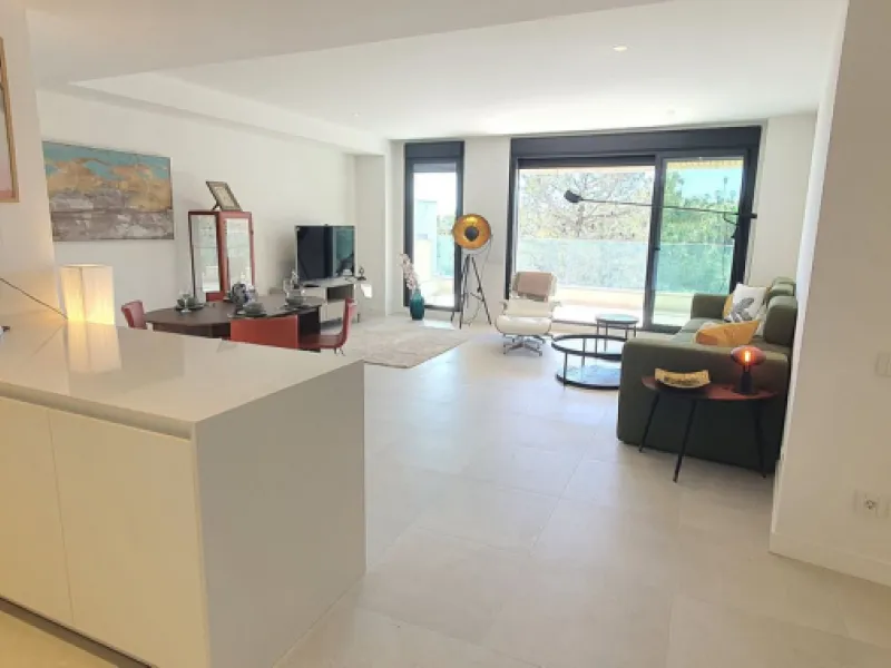 This beautiful bright elegant two-bedroom 2 beathroom apartment in Selwo, Estepona offers a perfect blend of nature, light, and coastal living. South-west facing, the property enjoys abundant afternoon sun and spectacular open views over protected forestl