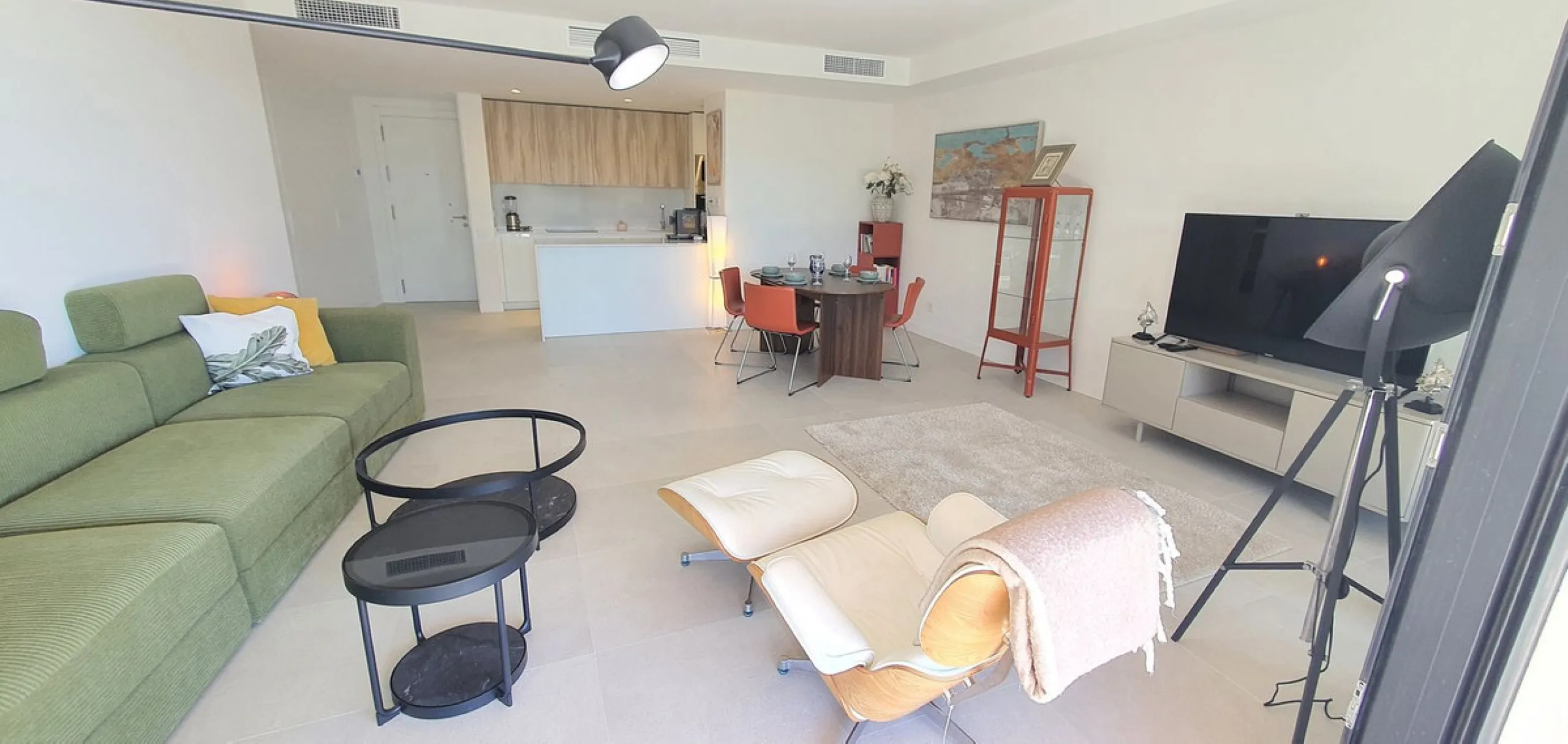 This beautiful bright elegant two-bedroom 2 beathroom apartment in Selwo, Estepona offers a perfect blend of nature, light, and coastal living. South-west facing, the property enjoys abundant afternoon sun and spectacular open views over protected forestl