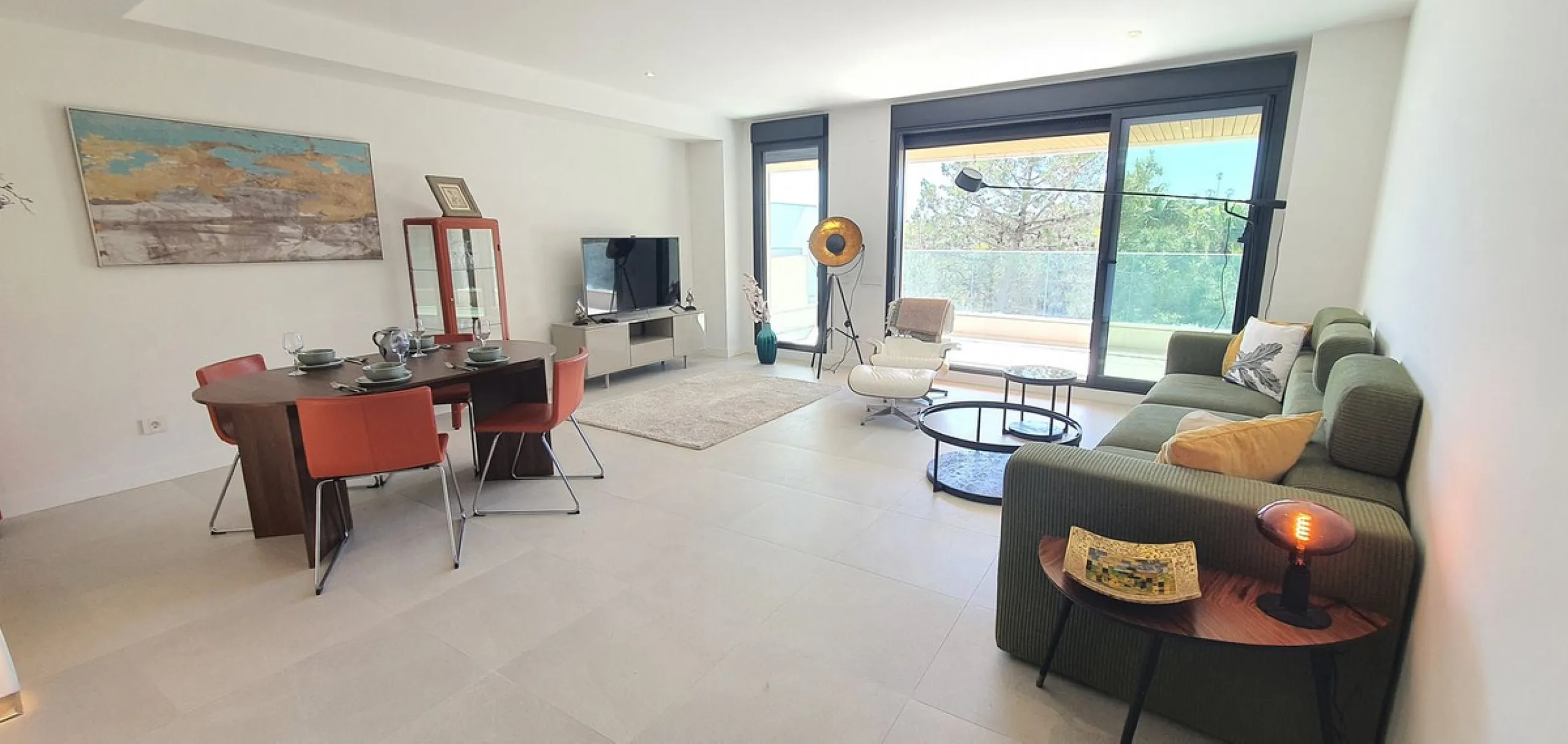 This beautiful bright elegant two-bedroom 2 beathroom apartment in Selwo, Estepona offers a perfect blend of nature, light, and coastal living. South-west facing, the property enjoys abundant afternoon sun and spectacular open views over protected forestl