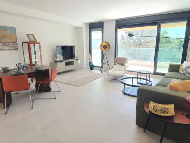 This beautiful bright elegant two-bedroom 2 beathroom apartment in Selwo, Estepona offers a perfect blend of nature, light, and coastal living. South-west facing, the property enjoys abundant afternoon sun and spectacular open views over protected forestl