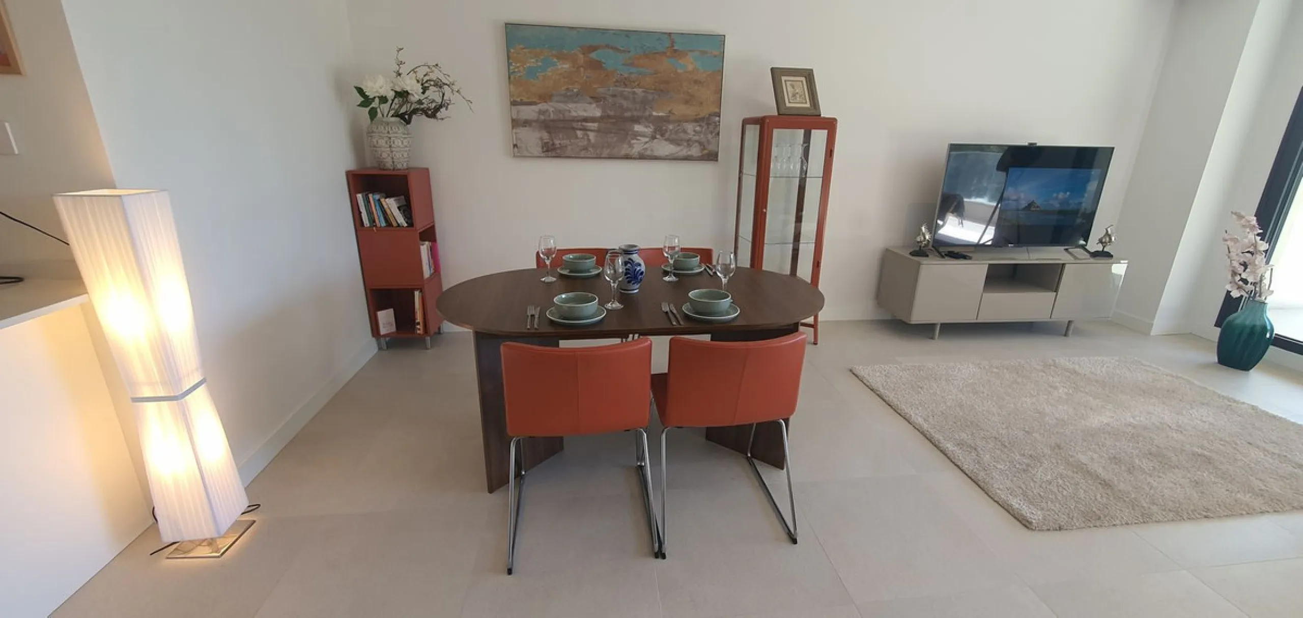 This beautiful bright elegant two-bedroom 2 beathroom apartment in Selwo, Estepona offers a perfect blend of nature, light, and coastal living. South-west facing, the property enjoys abundant afternoon sun and spectacular open views over protected forestl