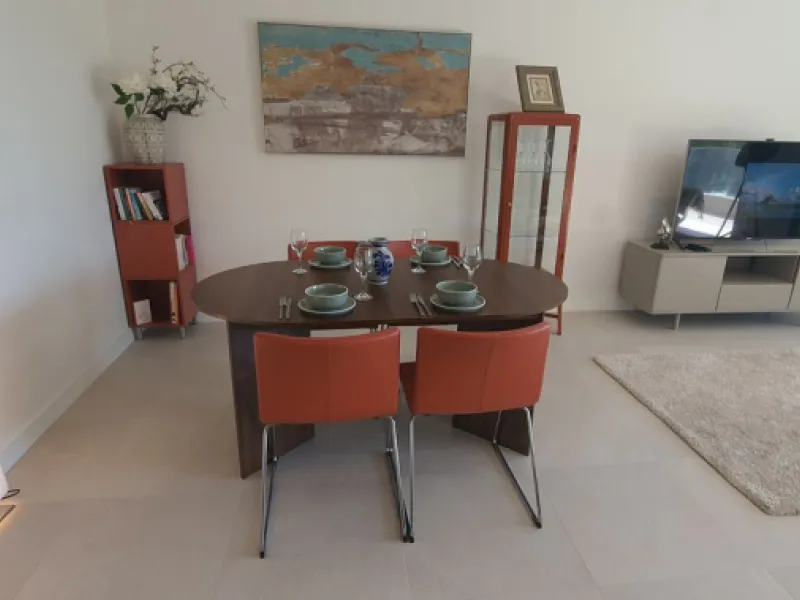 This beautiful bright elegant two-bedroom 2 beathroom apartment in Selwo, Estepona offers a perfect blend of nature, light, and coastal living. South-west facing, the property enjoys abundant afternoon sun and spectacular open views over protected forestl