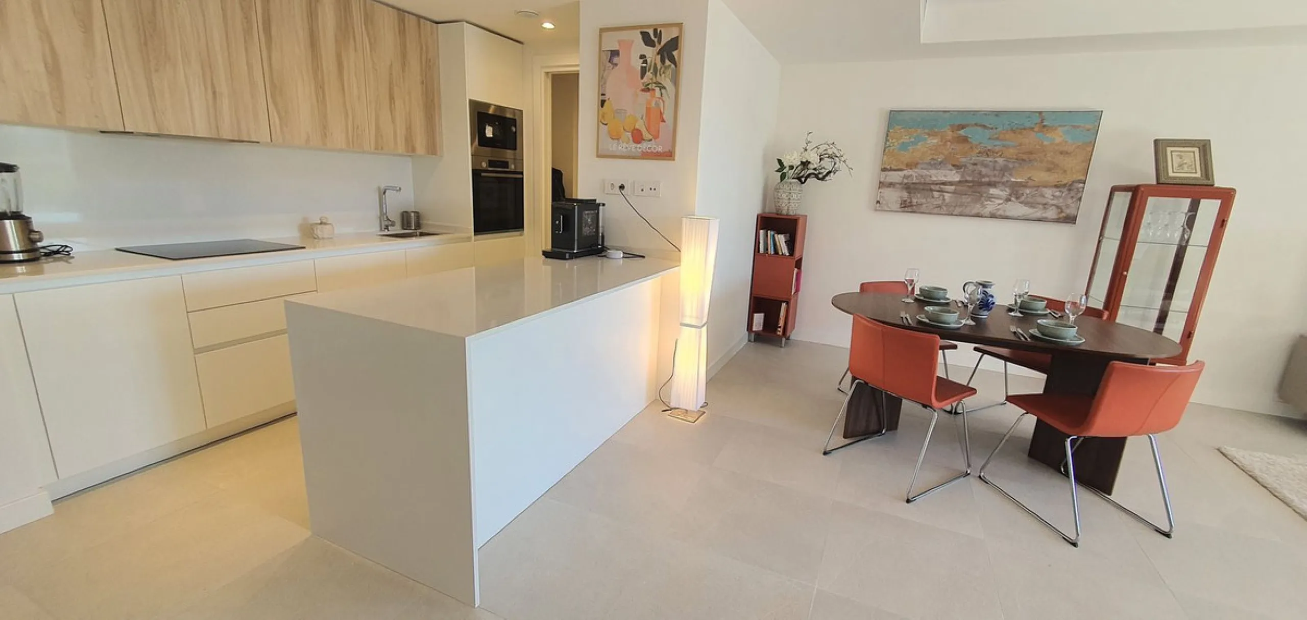 This beautiful bright elegant two-bedroom 2 beathroom apartment in Selwo, Estepona offers a perfect blend of nature, light, and coastal living. South-west facing, the property enjoys abundant afternoon sun and spectacular open views over protected forestl