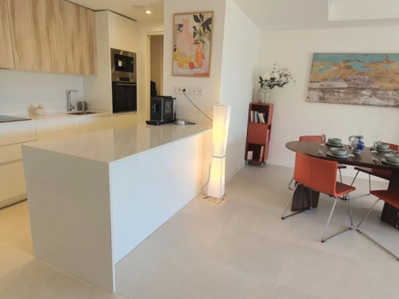 This beautiful bright elegant two-bedroom 2 beathroom apartment in Selwo, Estepona offers a perfect blend of nature, light, and coastal living. South-west facing, the property enjoys abundant afternoon sun and spectacular open views over protected forestl