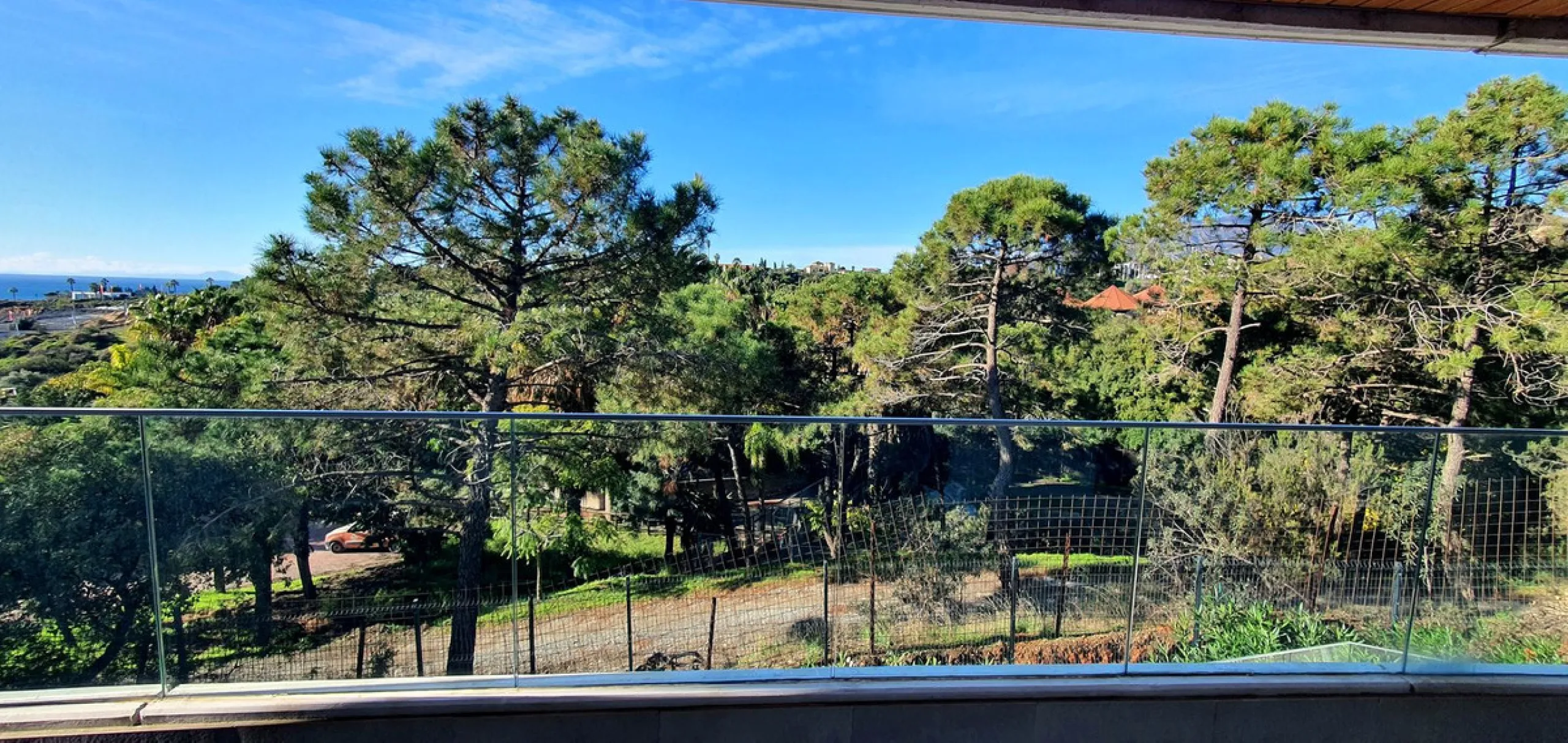 This beautiful bright elegant two-bedroom 2 beathroom apartment in Selwo, Estepona offers a perfect blend of nature, light, and coastal living. South-west facing, the property enjoys abundant afternoon sun and spectacular open views over protected forestl