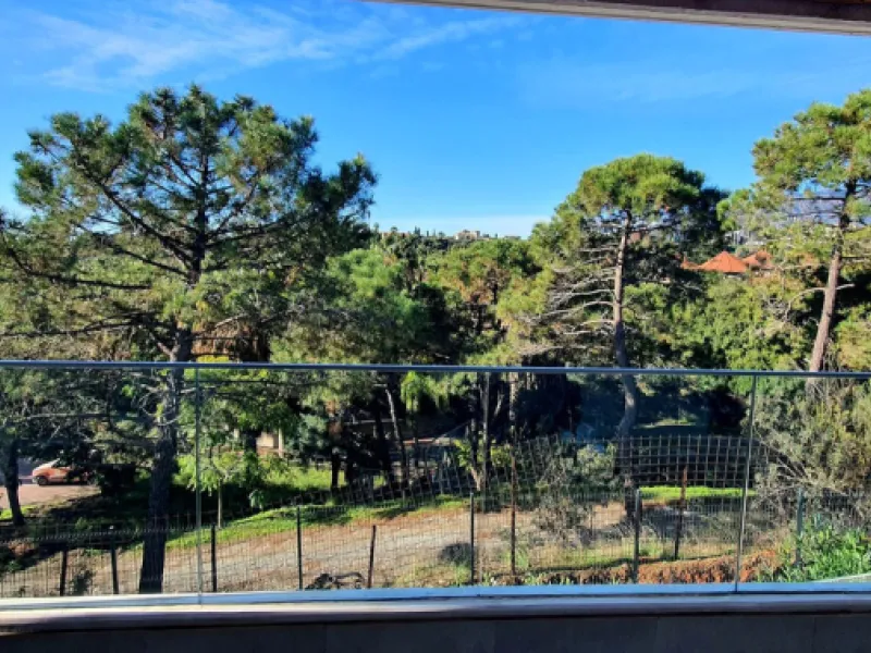 This beautiful bright elegant two-bedroom 2 beathroom apartment in Selwo, Estepona offers a perfect blend of nature, light, and coastal living. South-west facing, the property enjoys abundant afternoon sun and spectacular open views over protected forestl