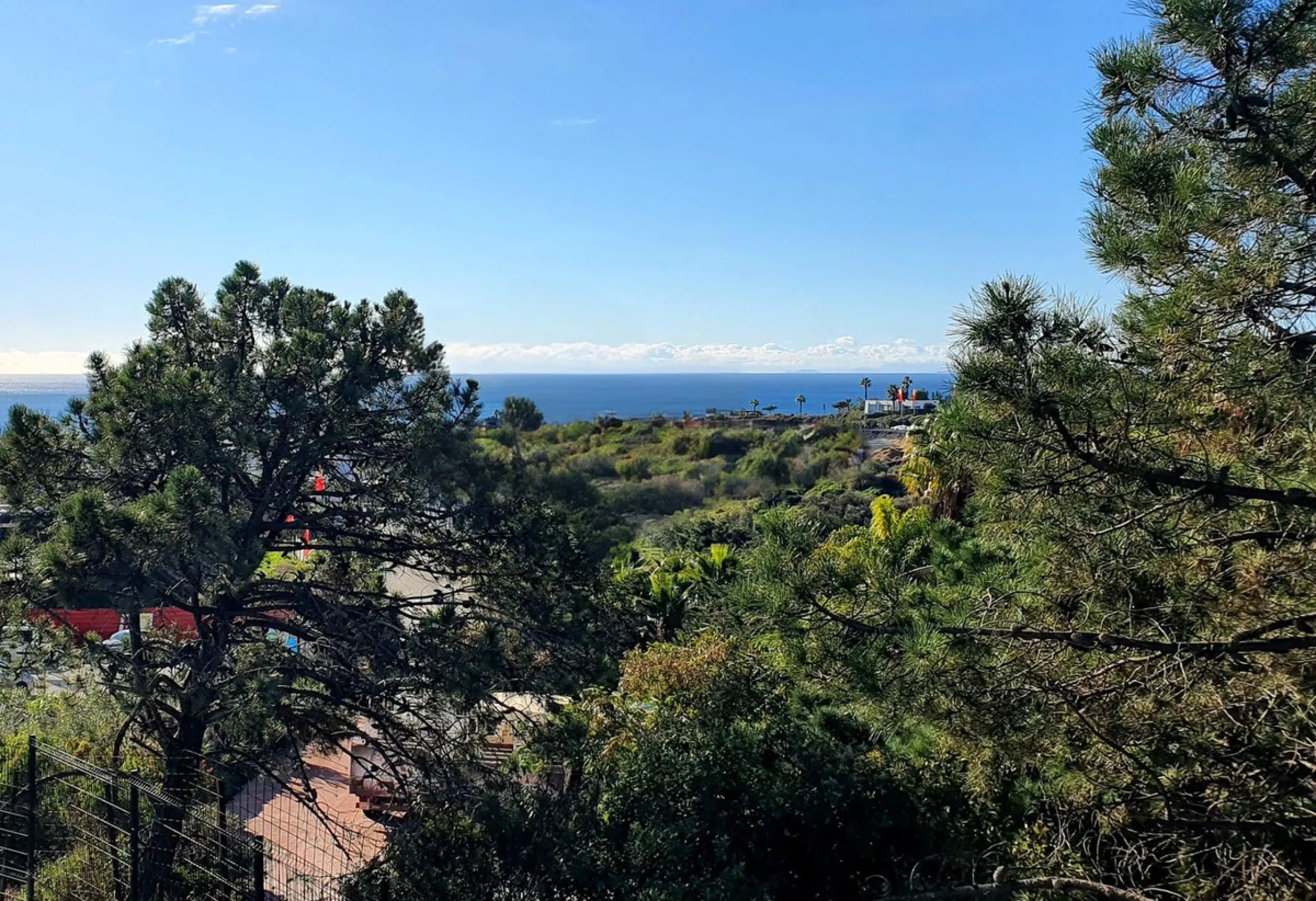 This beautiful bright elegant two-bedroom 2 beathroom apartment in Selwo, Estepona offers a perfect blend of nature, light, and coastal living. South-west facing, the property enjoys abundant afternoon sun and spectacular open views over protected forestl