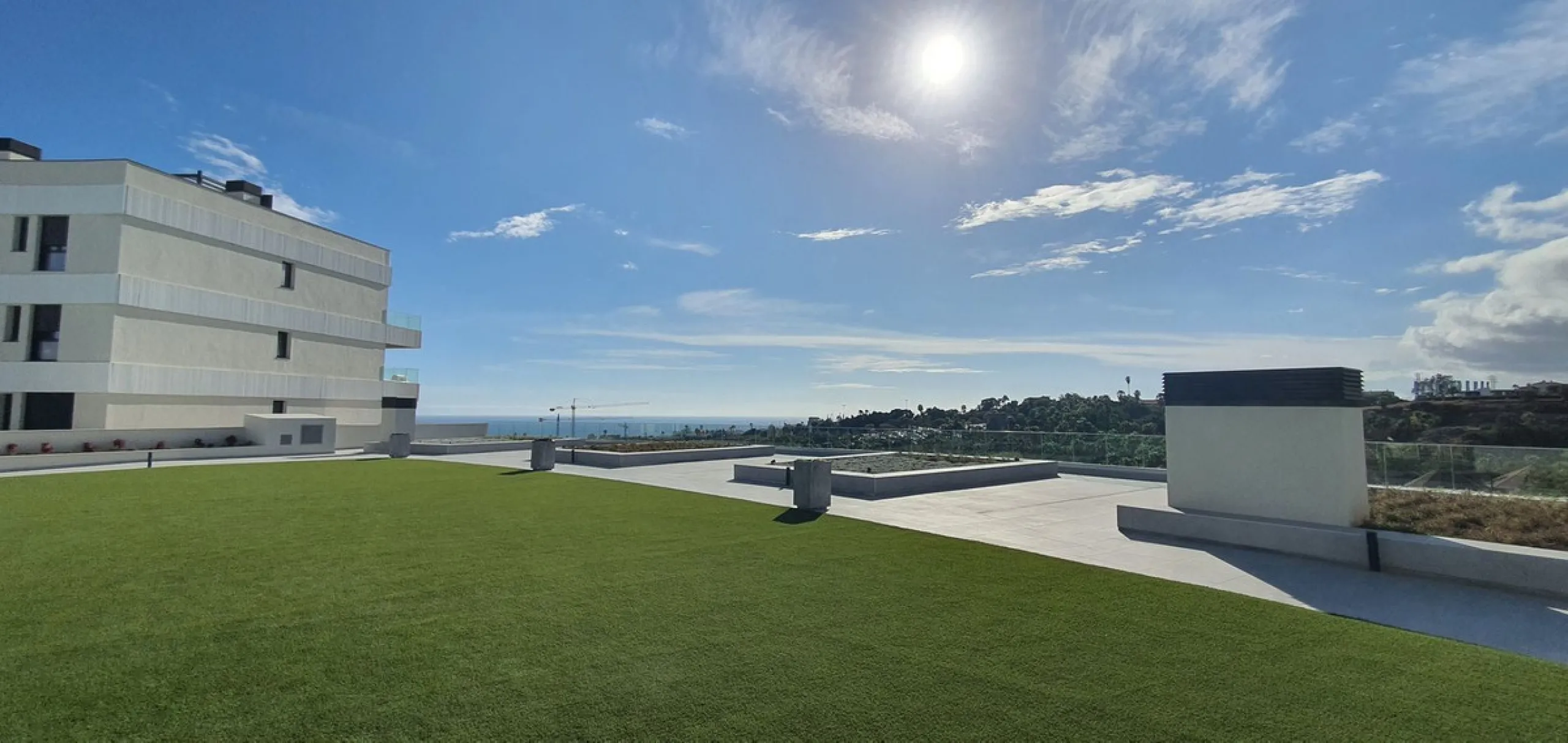 This beautiful bright elegant two-bedroom 2 beathroom apartment in Selwo, Estepona offers a perfect blend of nature, light, and coastal living. South-west facing, the property enjoys abundant afternoon sun and spectacular open views over protected forestl