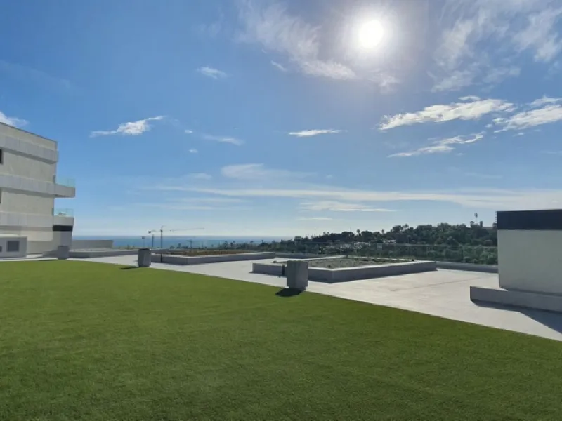 This beautiful bright elegant two-bedroom 2 beathroom apartment in Selwo, Estepona offers a perfect blend of nature, light, and coastal living. South-west facing, the property enjoys abundant afternoon sun and spectacular open views over protected forestl