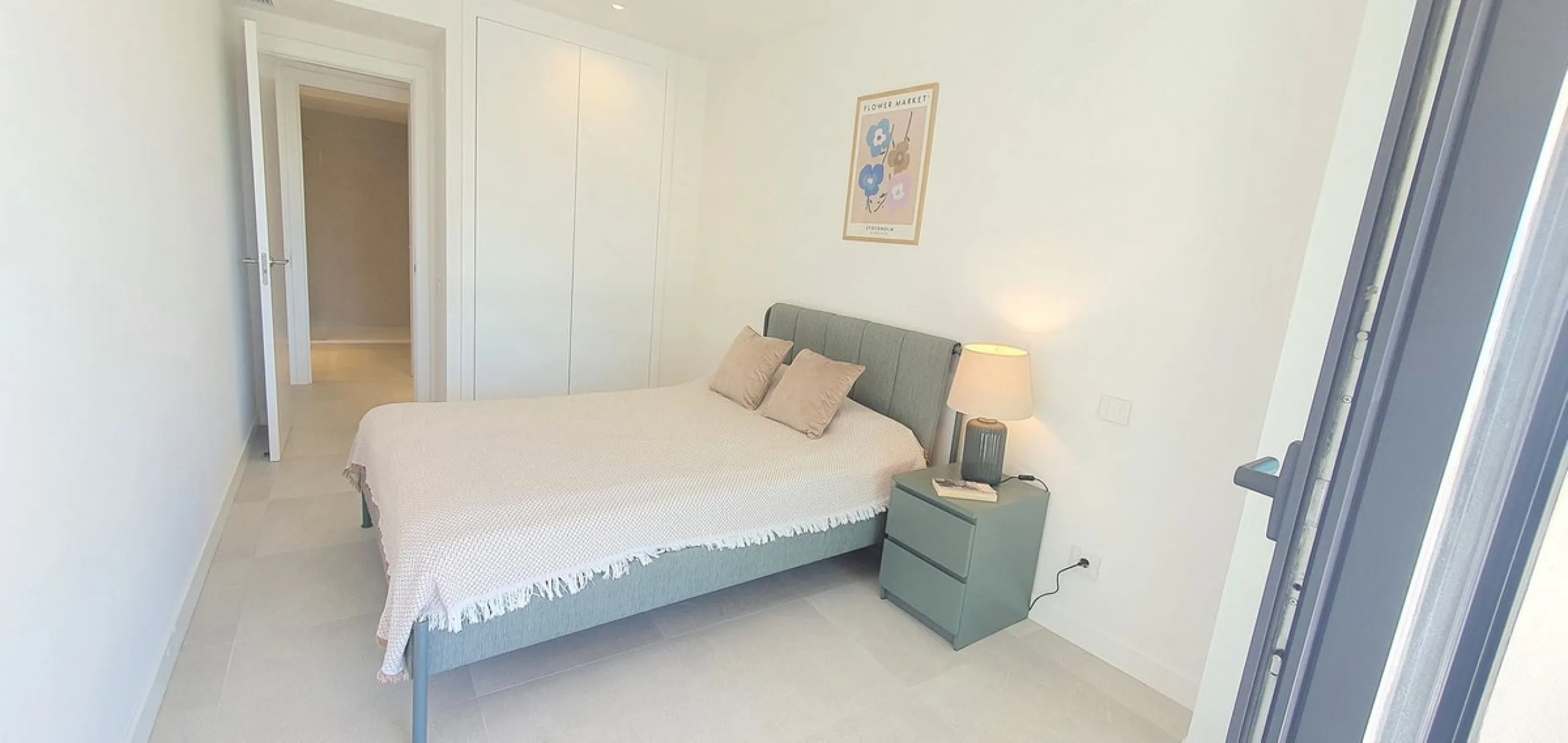 This beautiful bright elegant two-bedroom 2 beathroom apartment in Selwo, Estepona offers a perfect blend of nature, light, and coastal living. South-west facing, the property enjoys abundant afternoon sun and spectacular open views over protected forestl