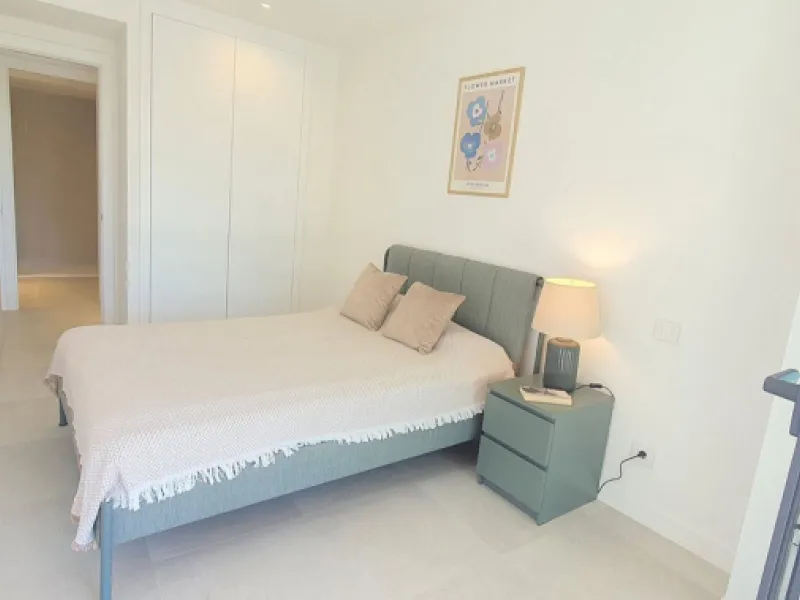 This beautiful bright elegant two-bedroom 2 beathroom apartment in Selwo, Estepona offers a perfect blend of nature, light, and coastal living. South-west facing, the property enjoys abundant afternoon sun and spectacular open views over protected forestl