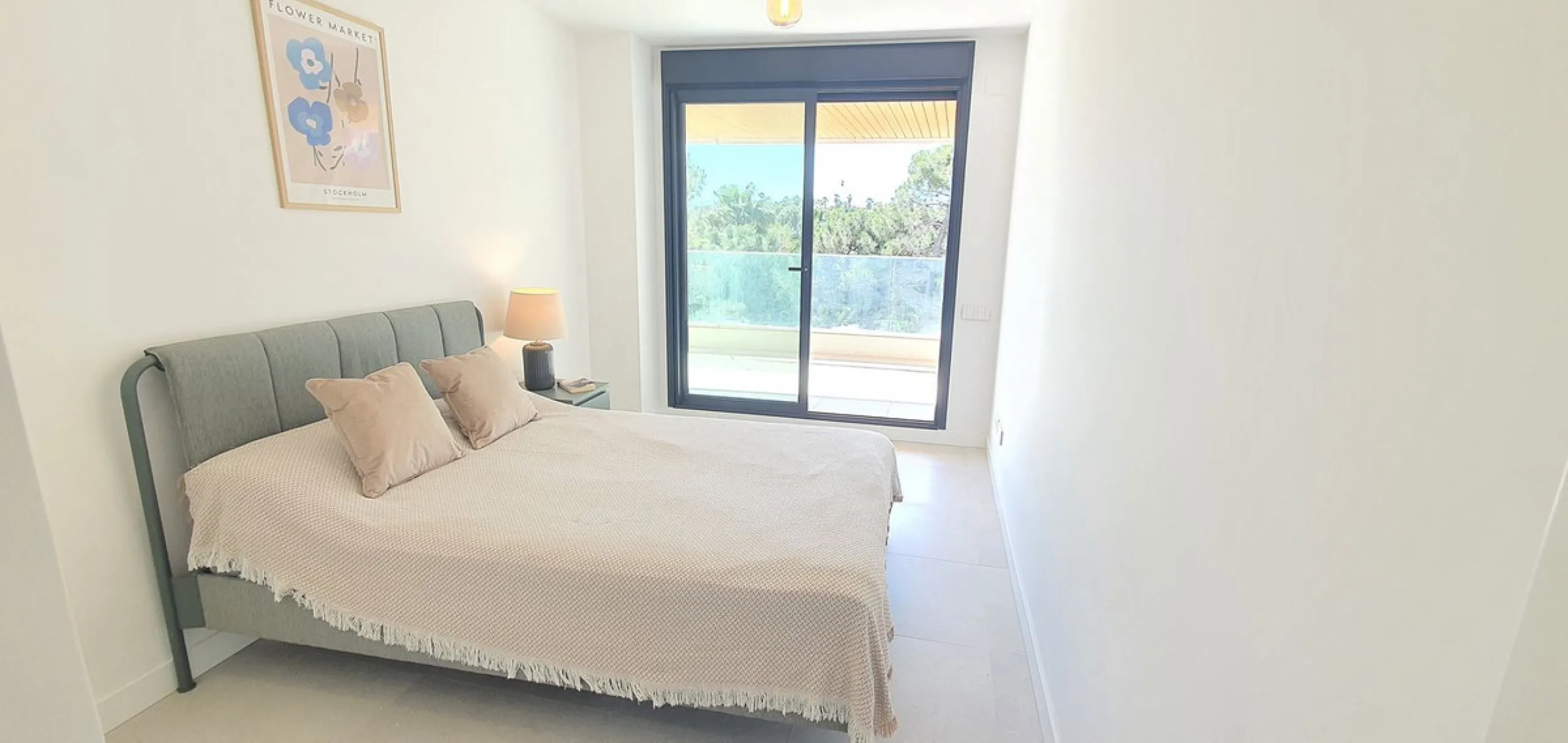 This beautiful bright elegant two-bedroom 2 beathroom apartment in Selwo, Estepona offers a perfect blend of nature, light, and coastal living. South-west facing, the property enjoys abundant afternoon sun and spectacular open views over protected forestl