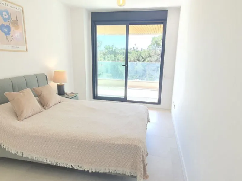 This beautiful bright elegant two-bedroom 2 beathroom apartment in Selwo, Estepona offers a perfect blend of nature, light, and coastal living. South-west facing, the property enjoys abundant afternoon sun and spectacular open views over protected forestl