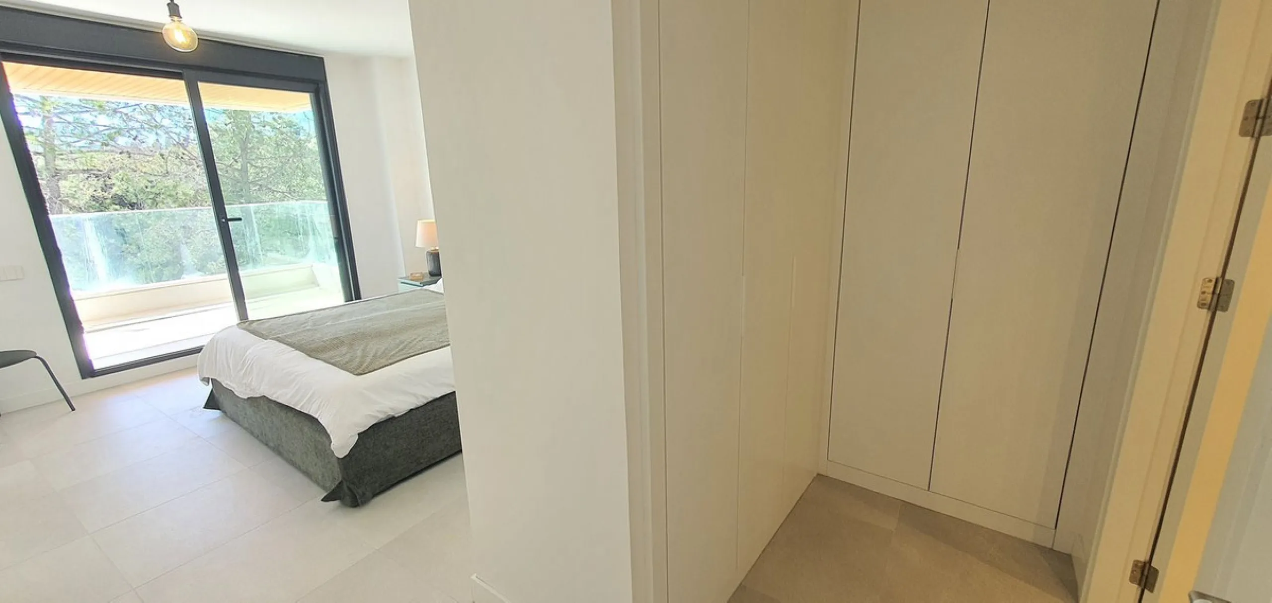 This beautiful bright elegant two-bedroom 2 beathroom apartment in Selwo, Estepona offers a perfect blend of nature, light, and coastal living. South-west facing, the property enjoys abundant afternoon sun and spectacular open views over protected forestl