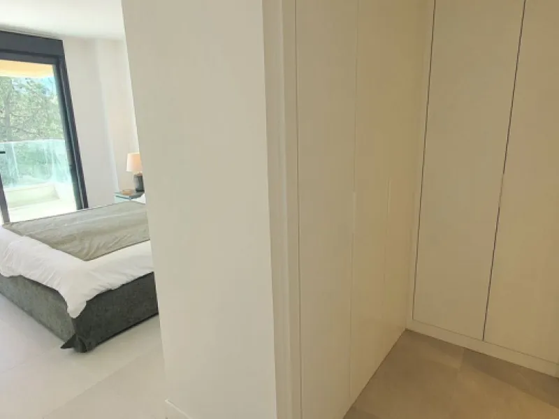 This beautiful bright elegant two-bedroom 2 beathroom apartment in Selwo, Estepona offers a perfect blend of nature, light, and coastal living. South-west facing, the property enjoys abundant afternoon sun and spectacular open views over protected forestl
