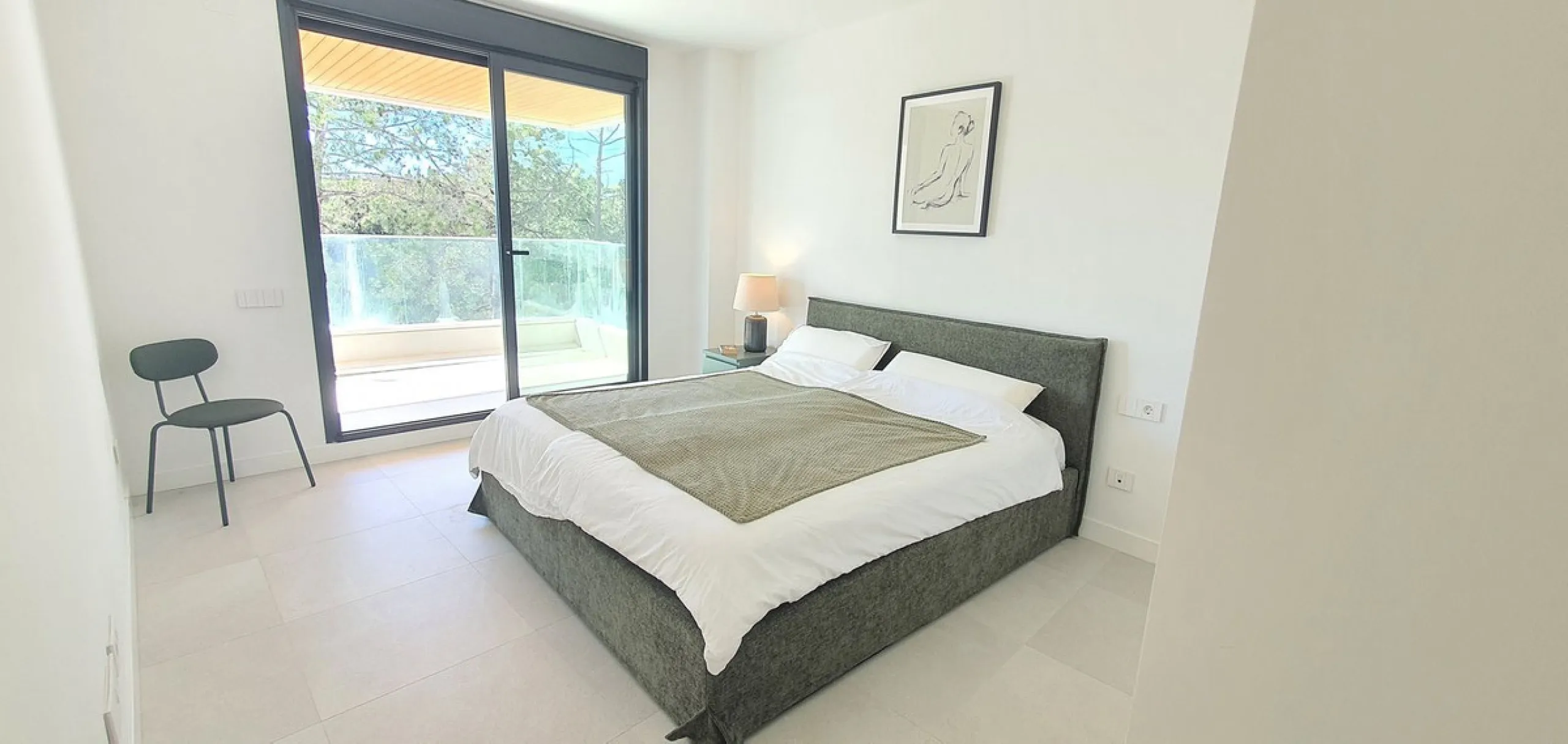 This beautiful bright elegant two-bedroom 2 beathroom apartment in Selwo, Estepona offers a perfect blend of nature, light, and coastal living. South-west facing, the property enjoys abundant afternoon sun and spectacular open views over protected forestl